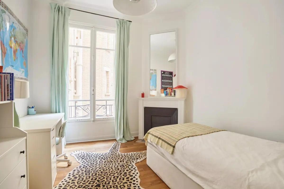Chambre lumineuse avec cheminée et parquet
