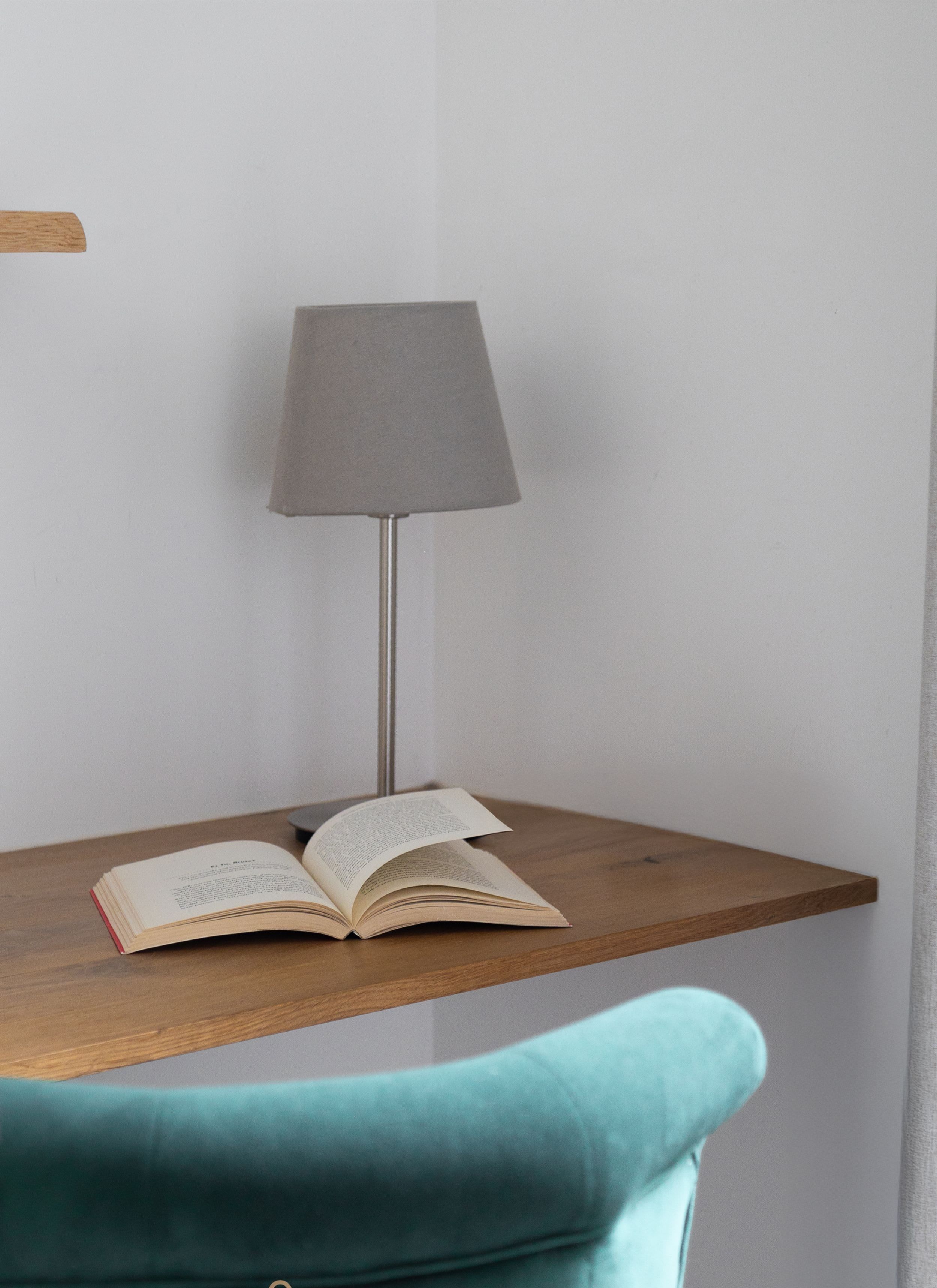 Appartement meublé rue Saint-Séverin Paris 5e, canapé-lit sous des poutres apparentes dans un intérieur du Quartier Latin