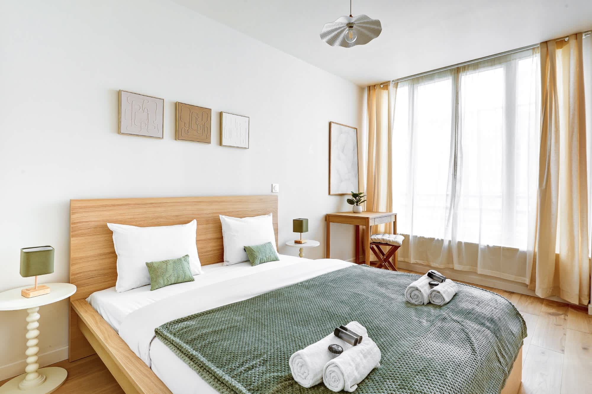 Appartement meublé rénové de 55 m² rue des Tournelles Paris 4e, canapé-lit et coin repas dans un intérieur lumineux du Marais