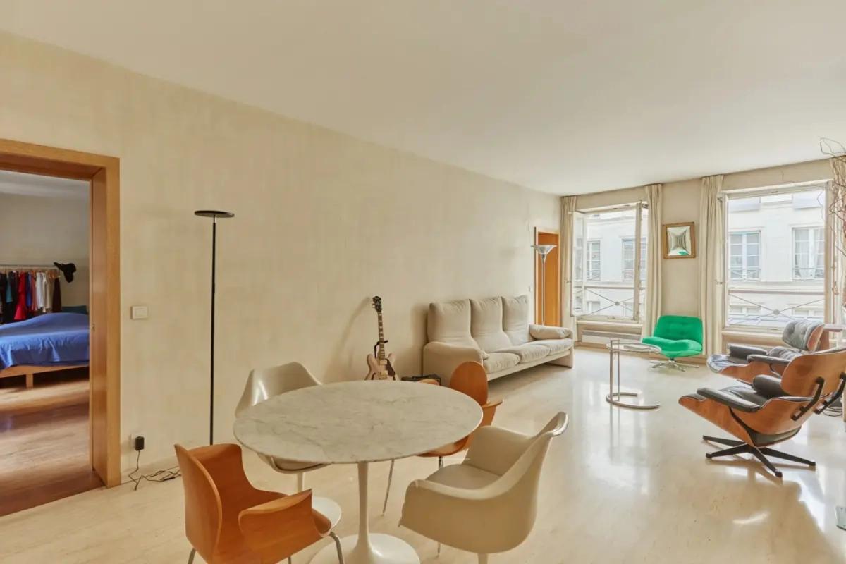 Grand salon avec canapé et table à manger ronde