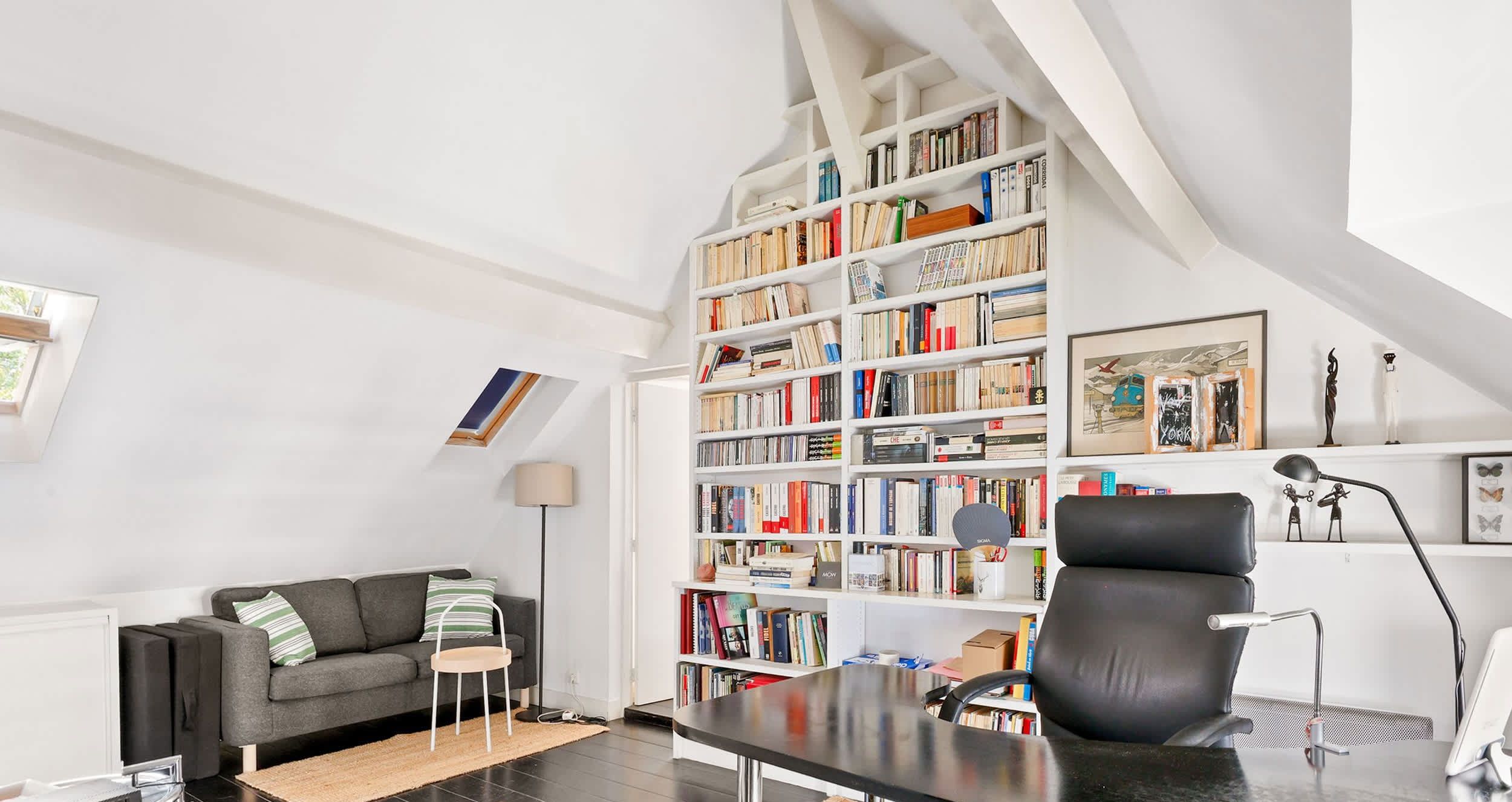 Charmant appartement 2 pièces meublé rue Daguerre Paris 14e, pièce de vie lumineuse au dernier étage avec fenêtres de toit et cuisine ouverte