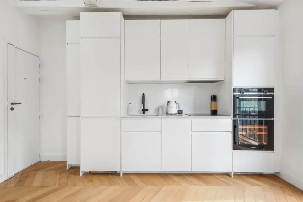 Cuisine équipée blanche avec four encastré