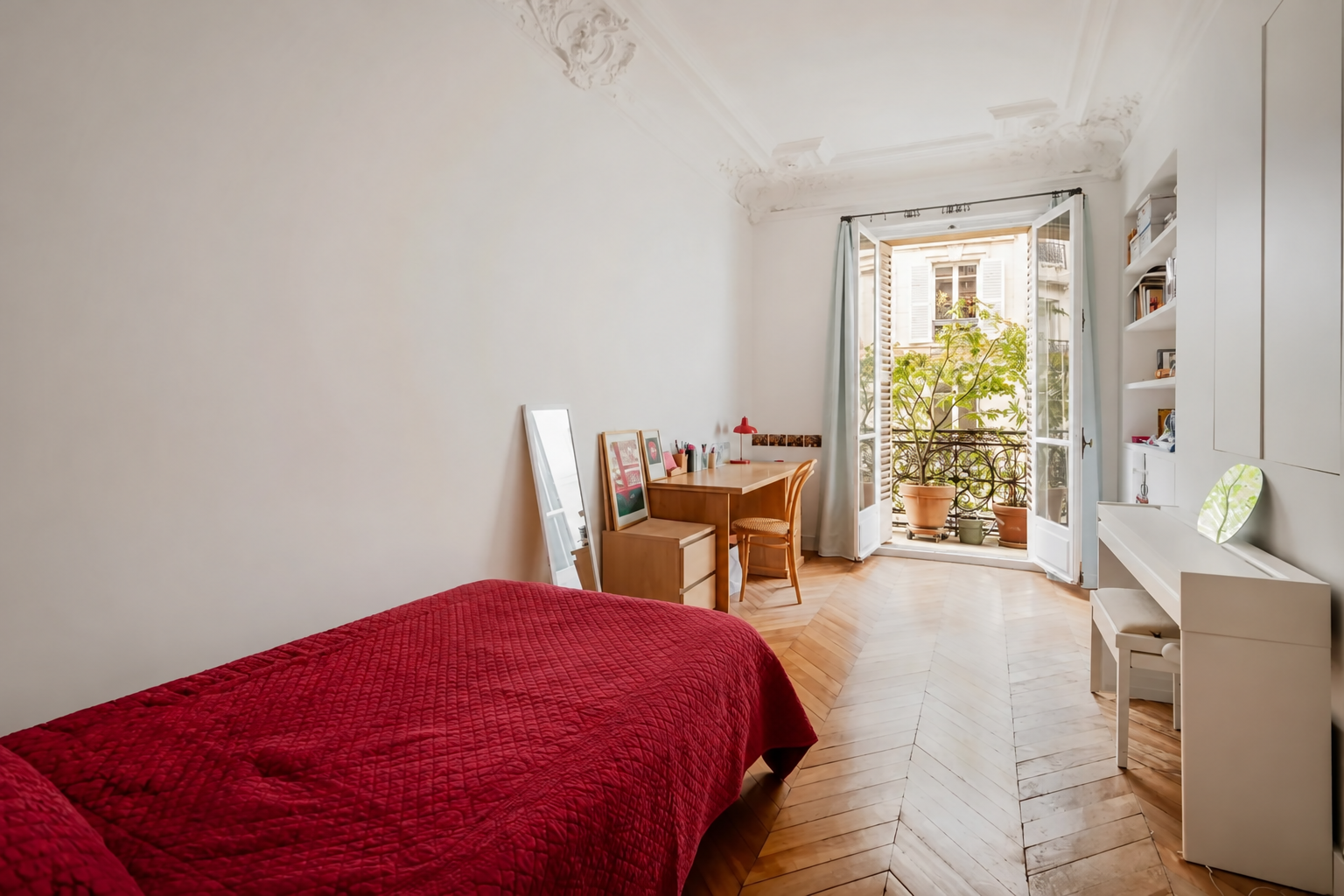 Chambre parisienne élégante avec cheminée en marbre