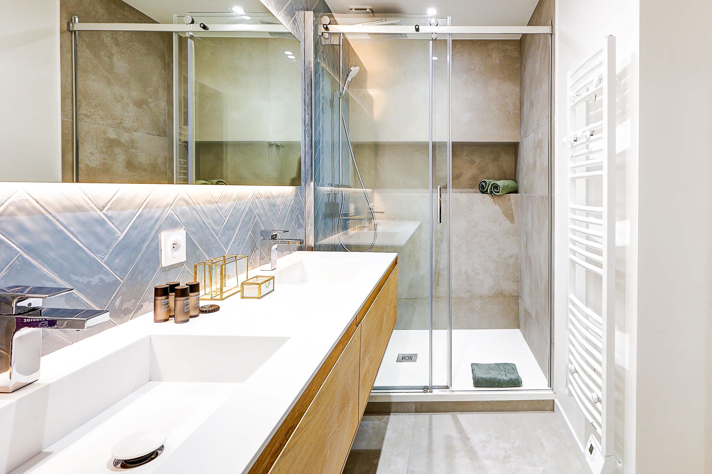 Bathroom: Shower, washbasin, mirror, and toilet.