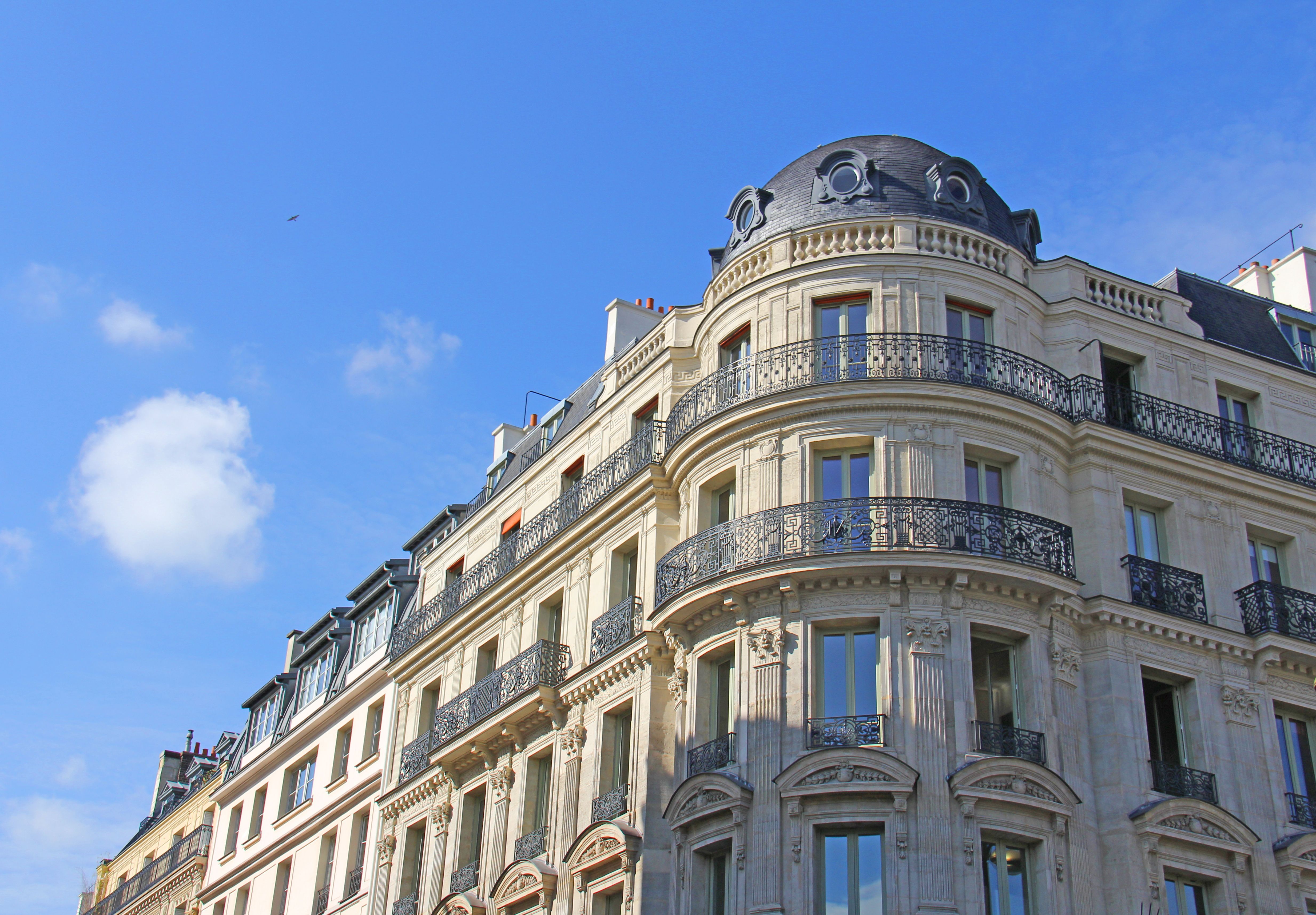 Famille expatriée installée dans un appartement haussmannien à Paris en 2026