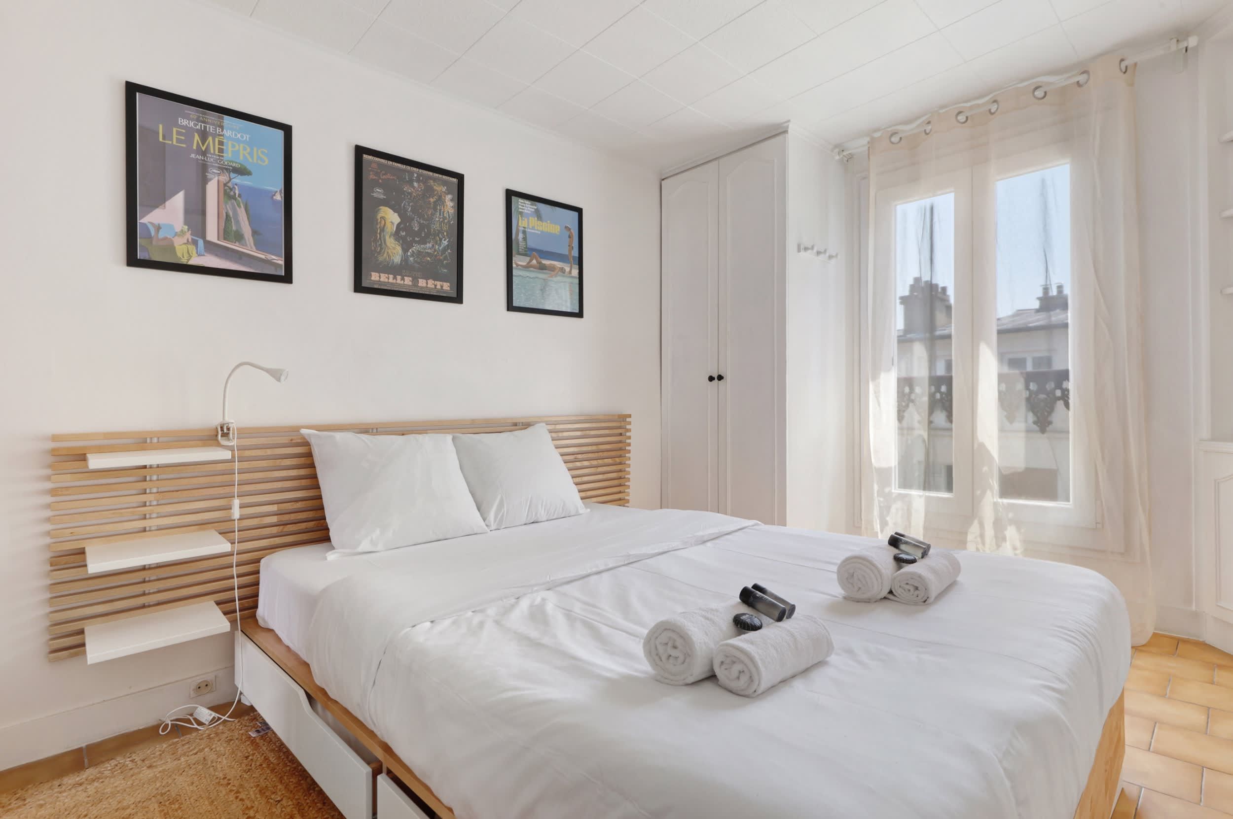 Bedroom with a comfortable double bed.