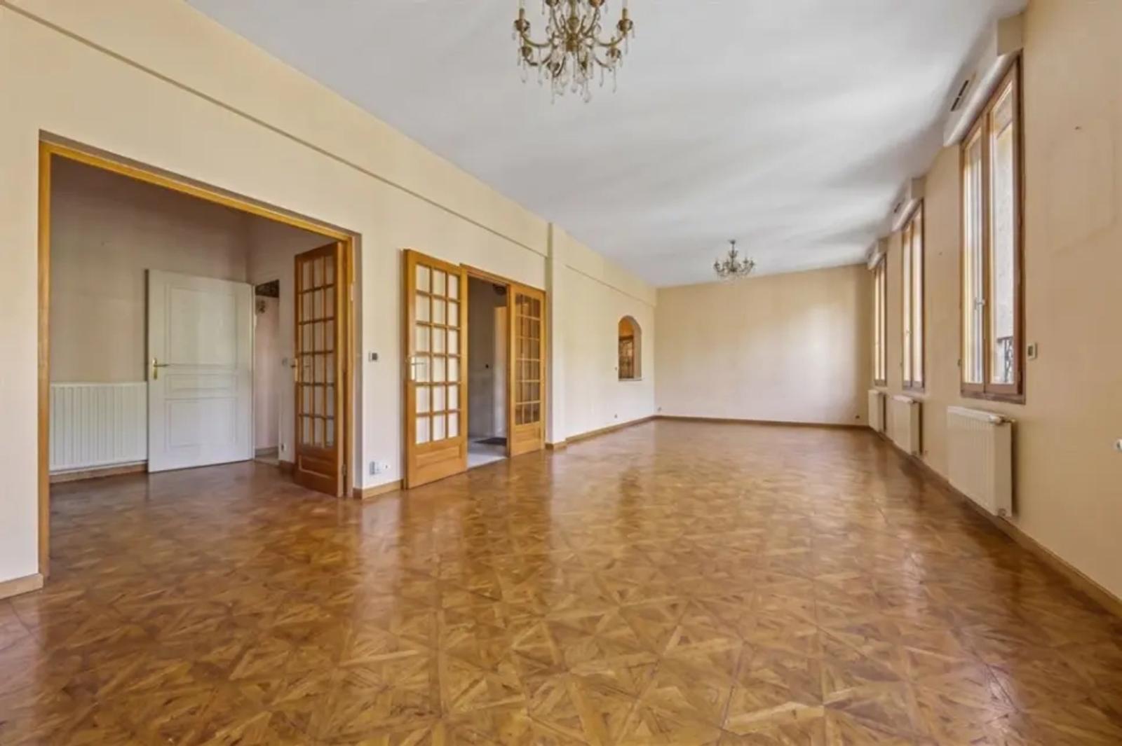 Double séjour lumineux avec parquet en bois
