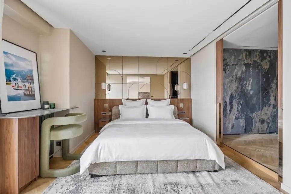 Chambre avec bureau et salle d’eau attenante