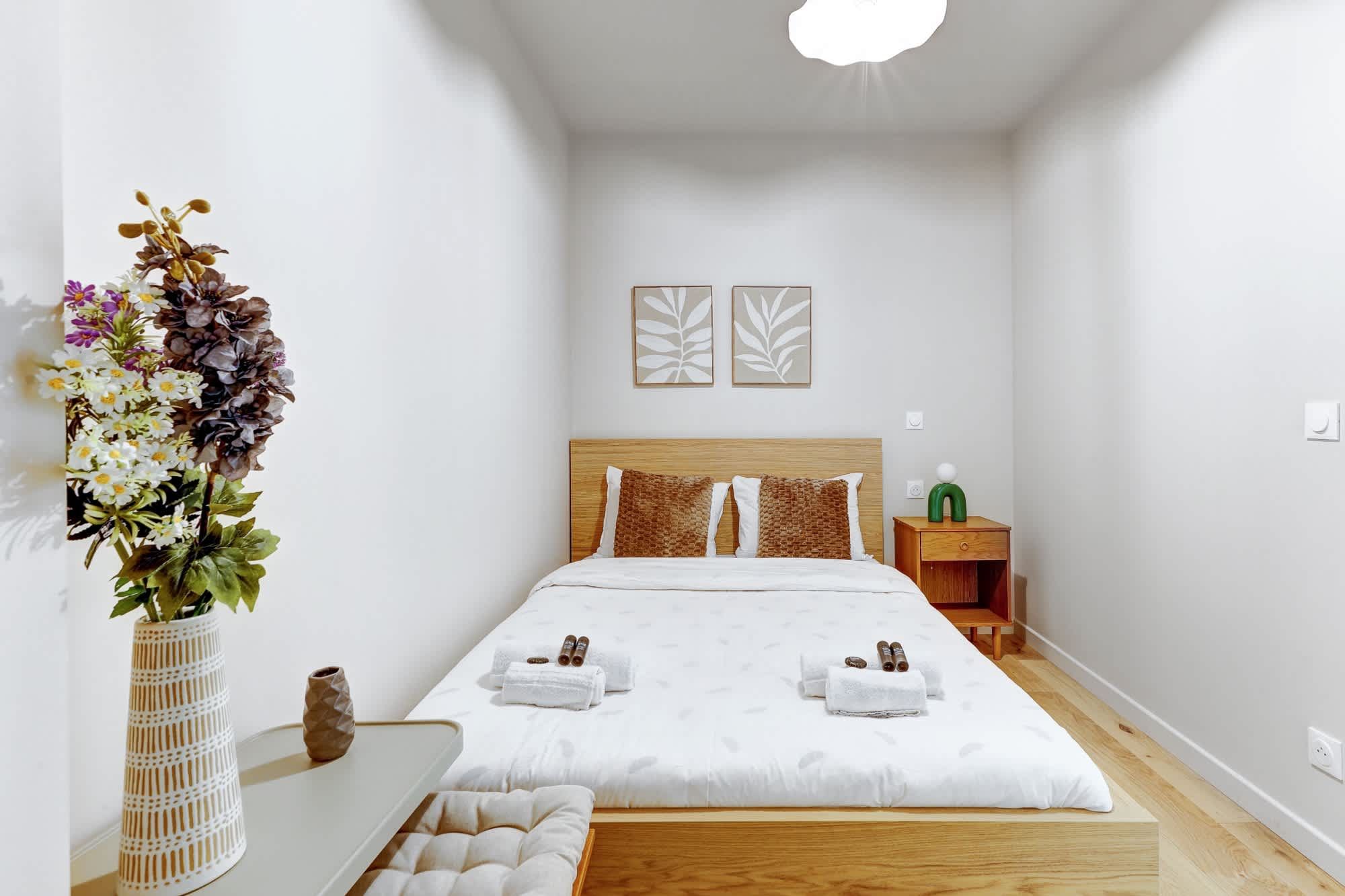 Appartement meublé rénové de 55 m² rue des Tournelles Paris 4e, canapé-lit et coin repas dans un intérieur lumineux du Marais