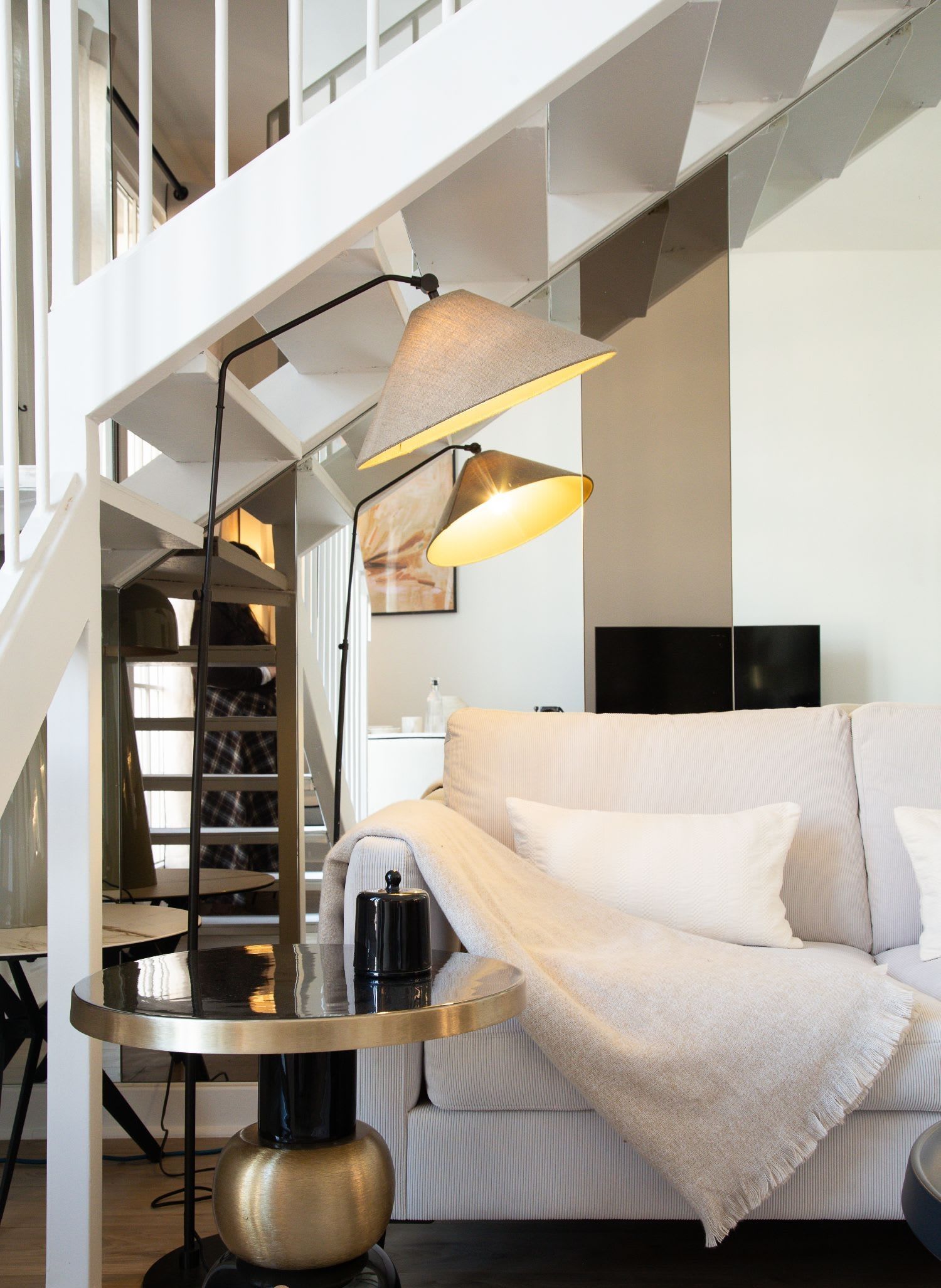 Duplex de luxe Paris 16e, séjour double hauteur avec balcon en fer forgé et vue Tour Eiffel, location meublée moyenne durée