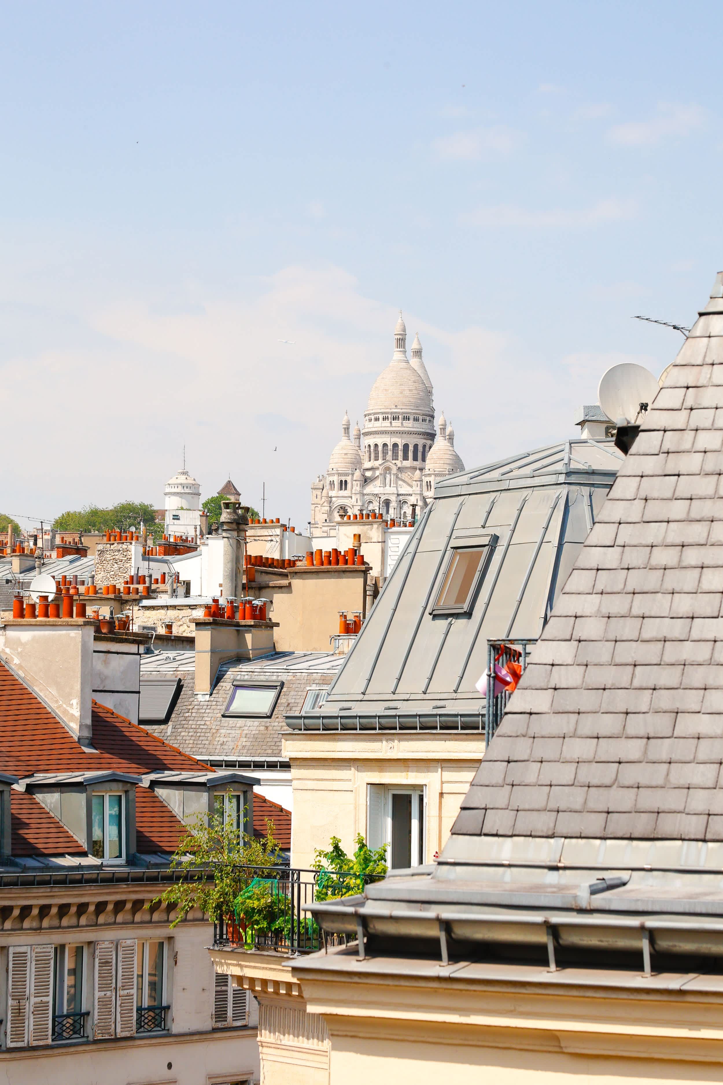 Petit balcon avec vue sur les toits