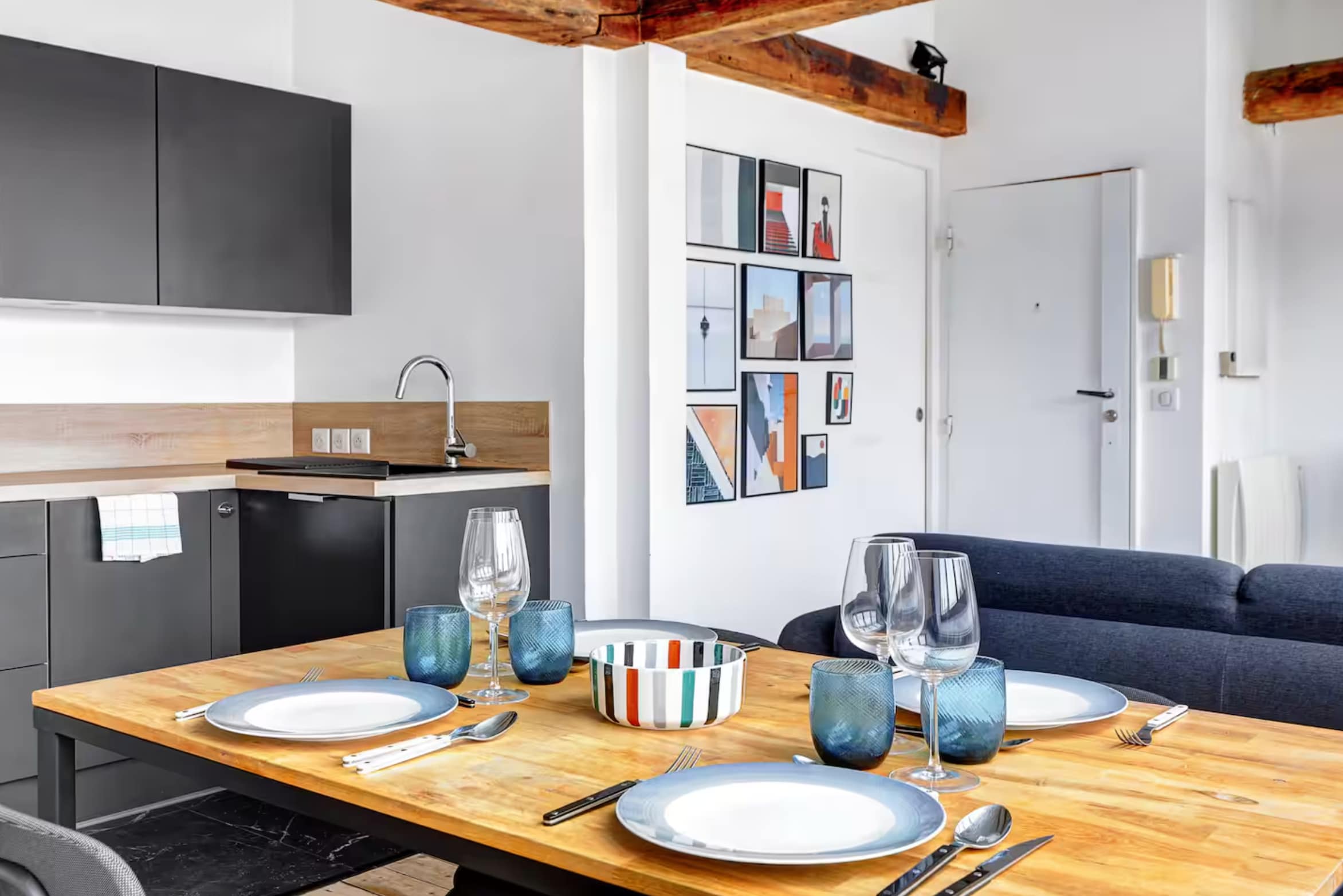 Gather around the generous dining table, ideal for sharing meals in a warm and welcoming atmosphere.