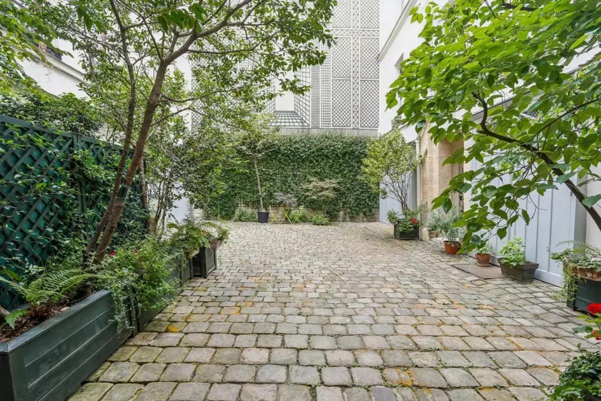 Cour pavée et arborée d'un immeuble à Paris 7e