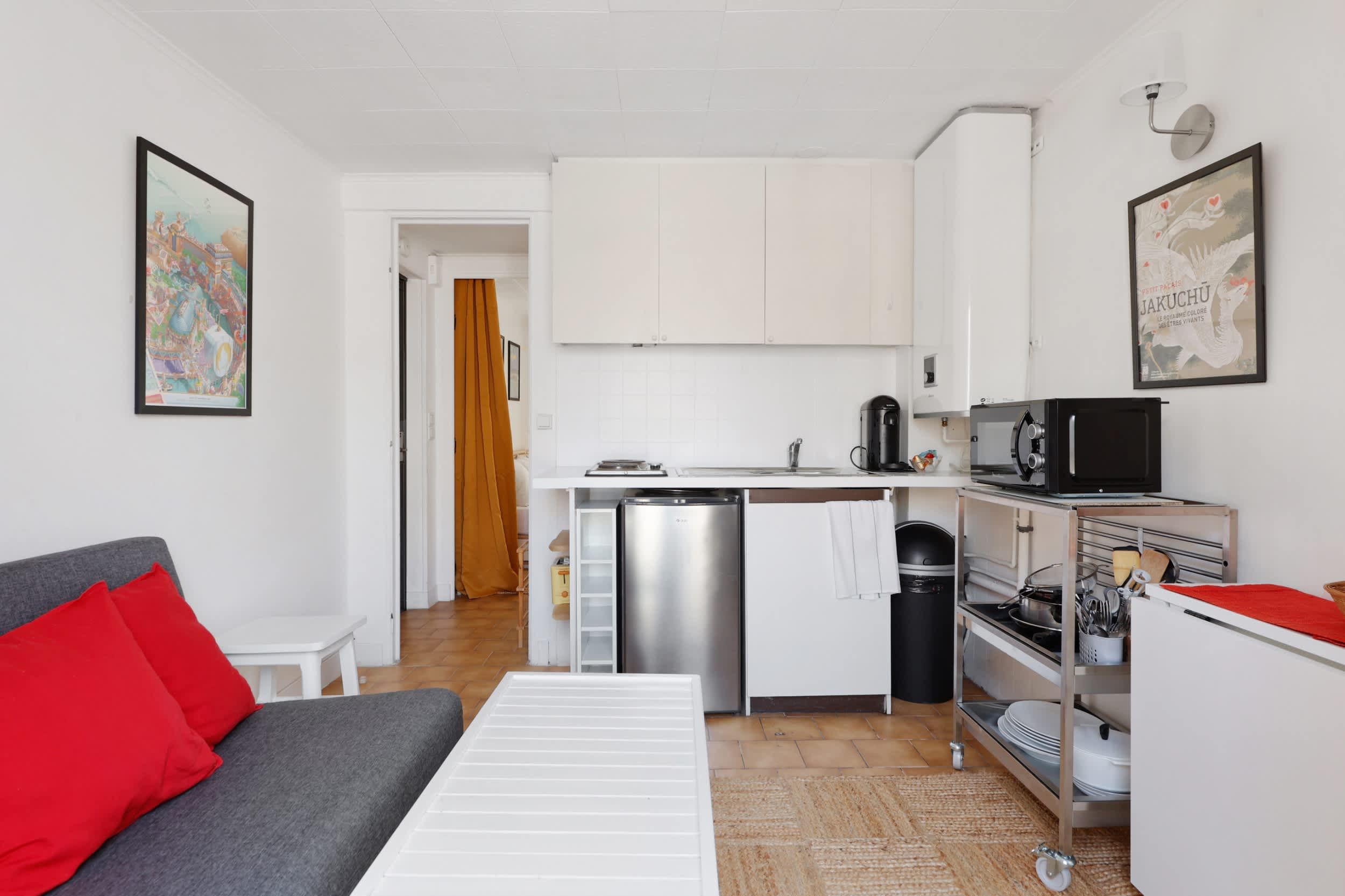 Espace de vie cosy avec petit canapé et table basse pour se détendre