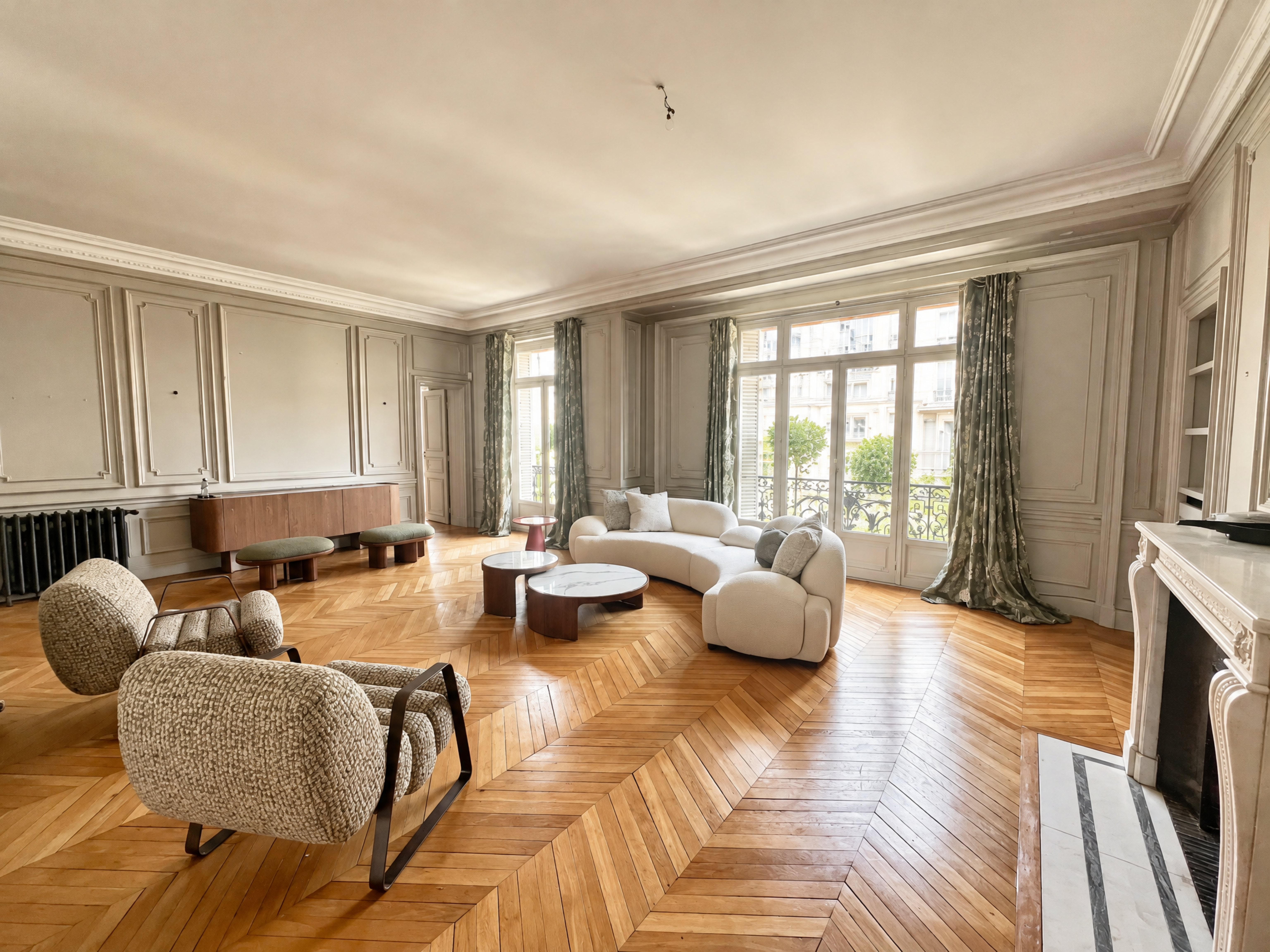 Appartement de réception haussmannien meublé 4 chambres à louer avenue Raymond Poincaré Paris 16e, triple réception avec moulures, cheminée et parquet point de Hongrie