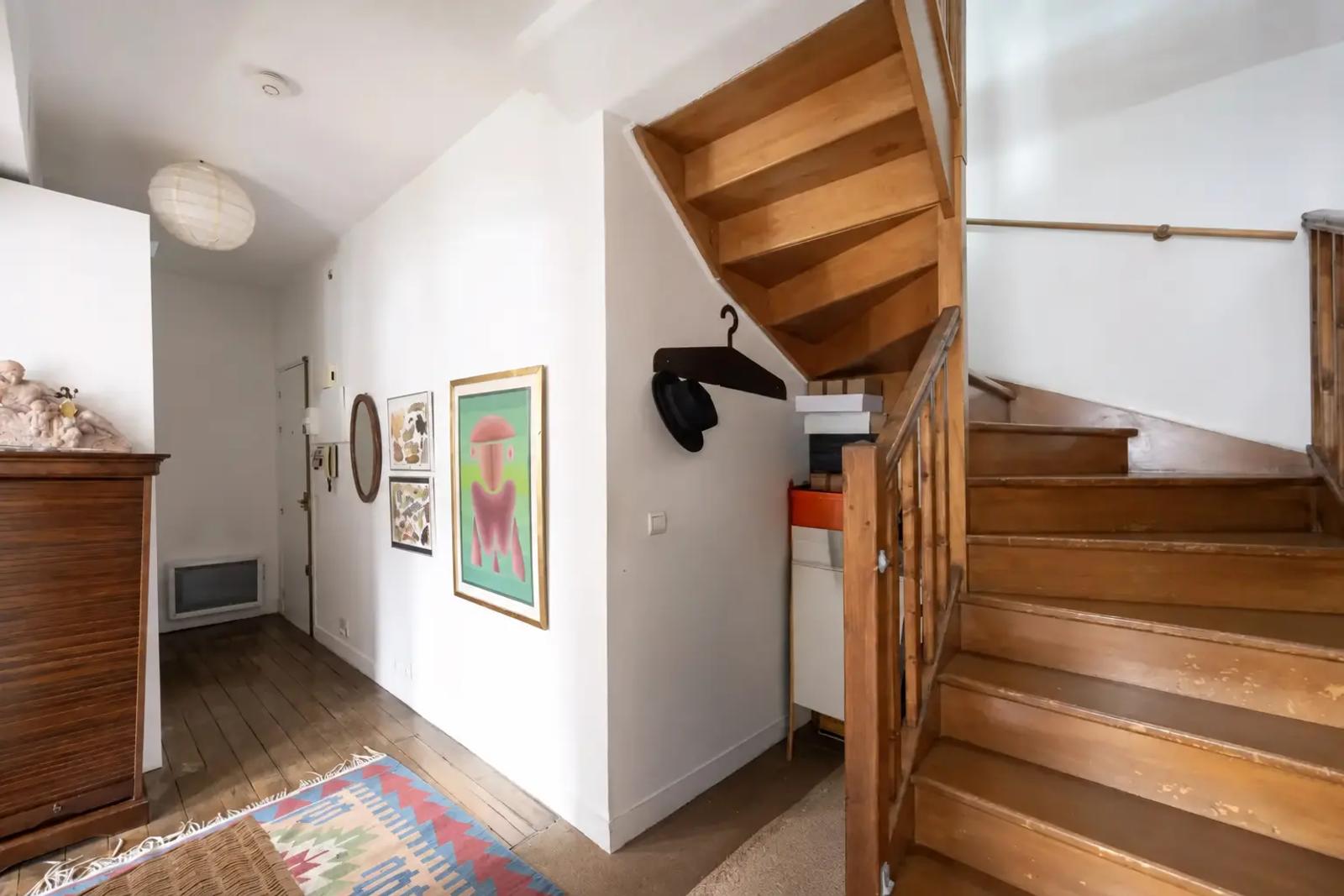 Escalier en bois reliant les deux niveaux du duplex