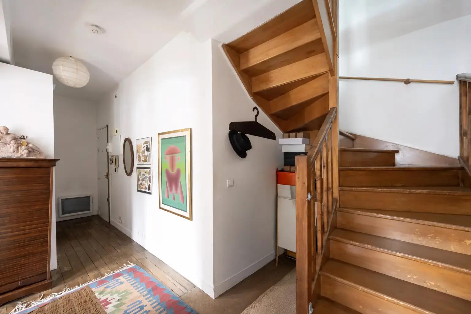 Escalier en bois reliant les deux niveaux du duplex