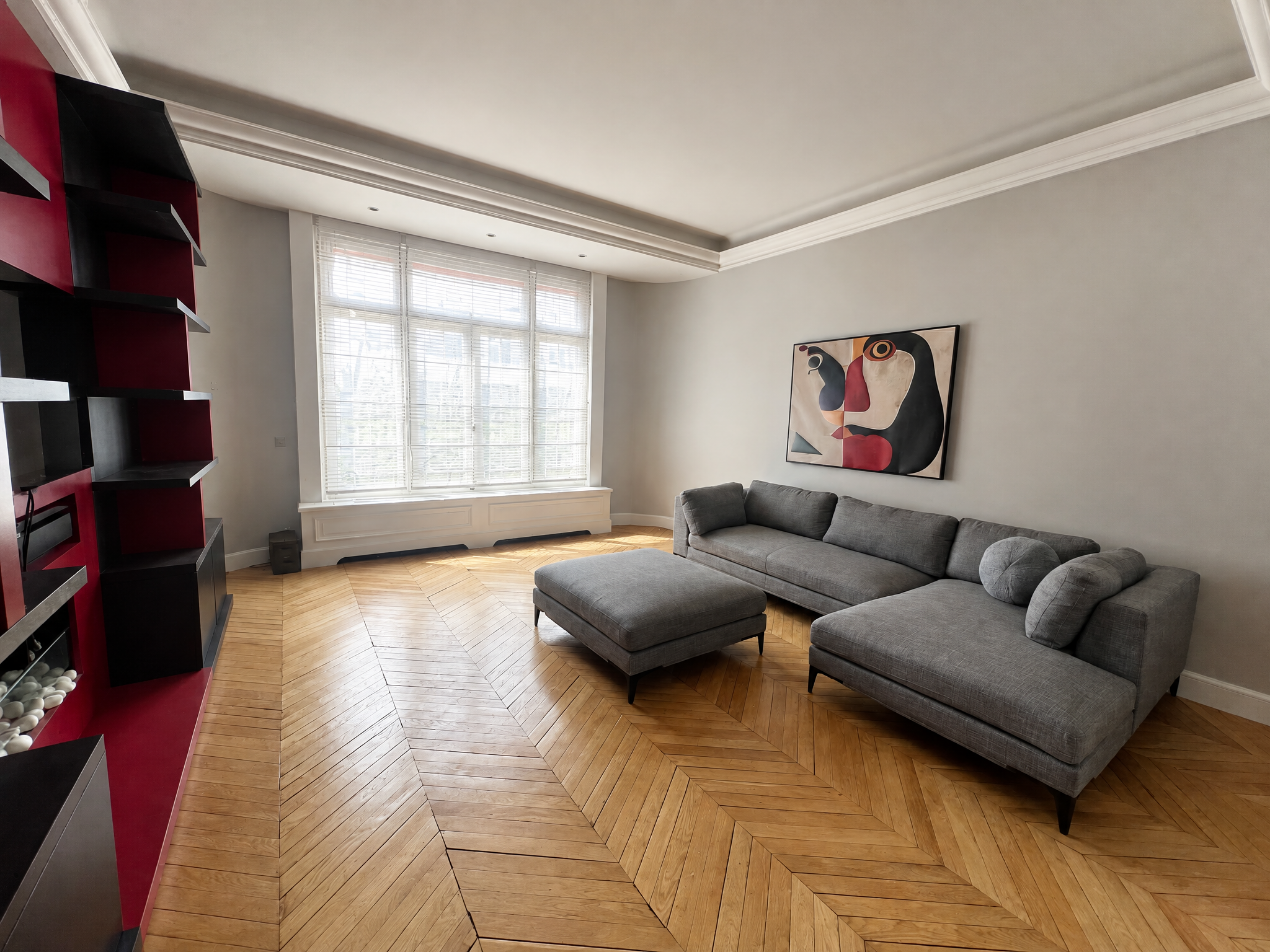 Appartement de réception haussmannien meublé 4 chambres à louer avenue Raymond Poincaré Paris 16e, triple réception avec moulures, cheminée et parquet point de Hongrie