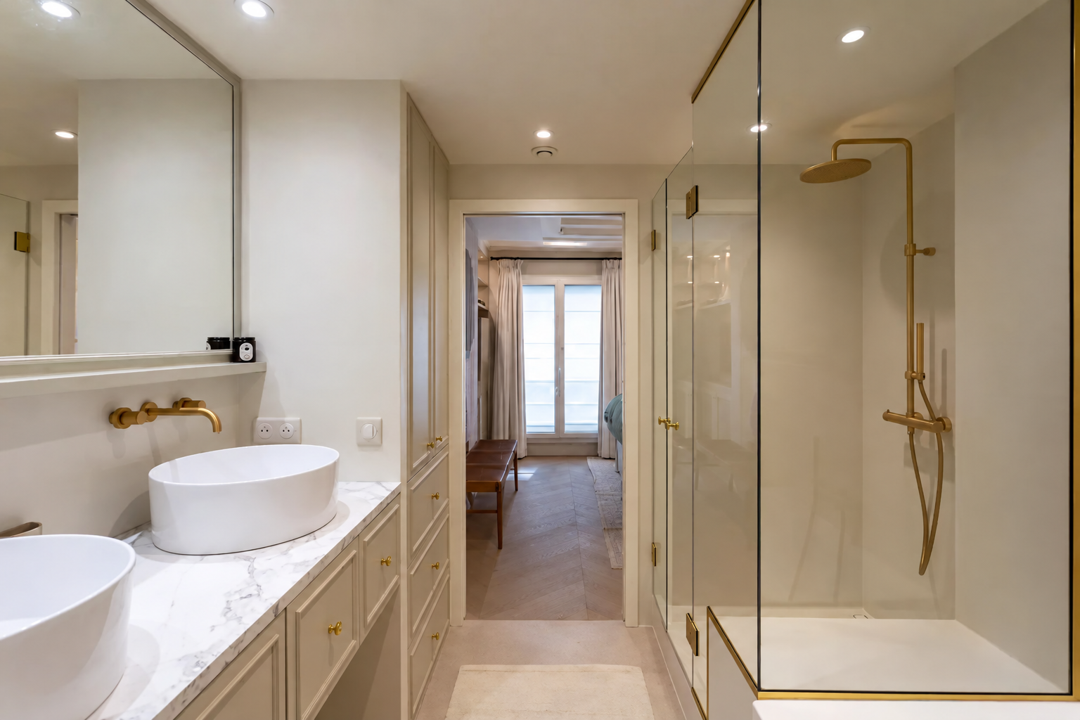 Salle de bains avec double vasque et douche vitrée