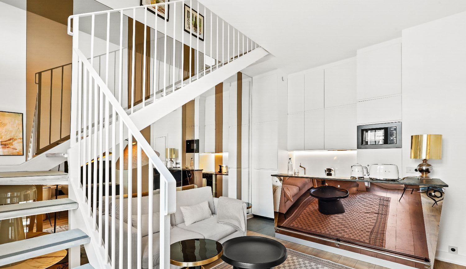 Duplex de luxe Paris 16e, séjour double hauteur avec balcon en fer forgé et vue Tour Eiffel, location meublée moyenne durée