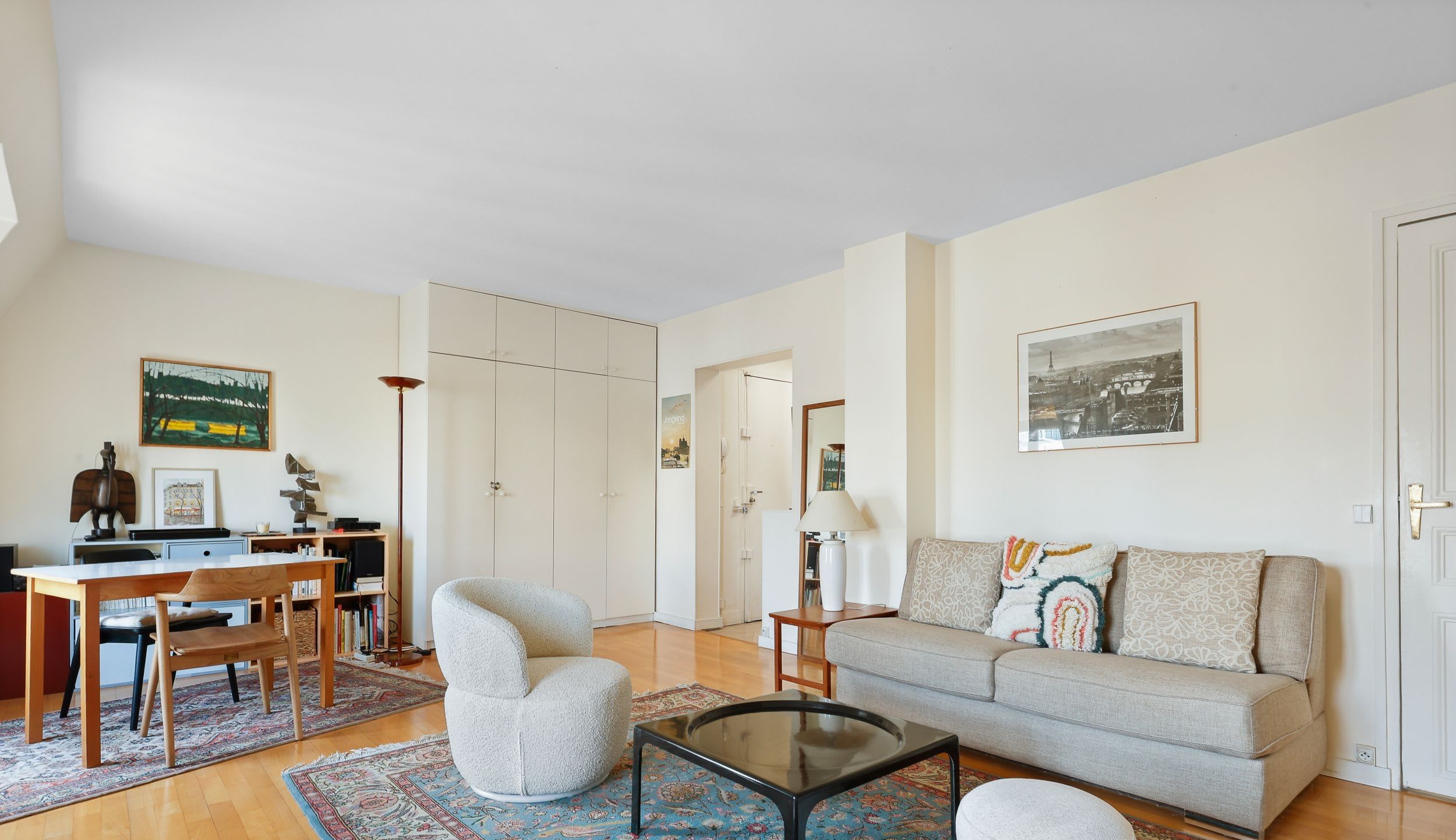 Un salon chaleureux et décoré avec goût, l'endroit idéal pour se relaxer après une journée à Paris.