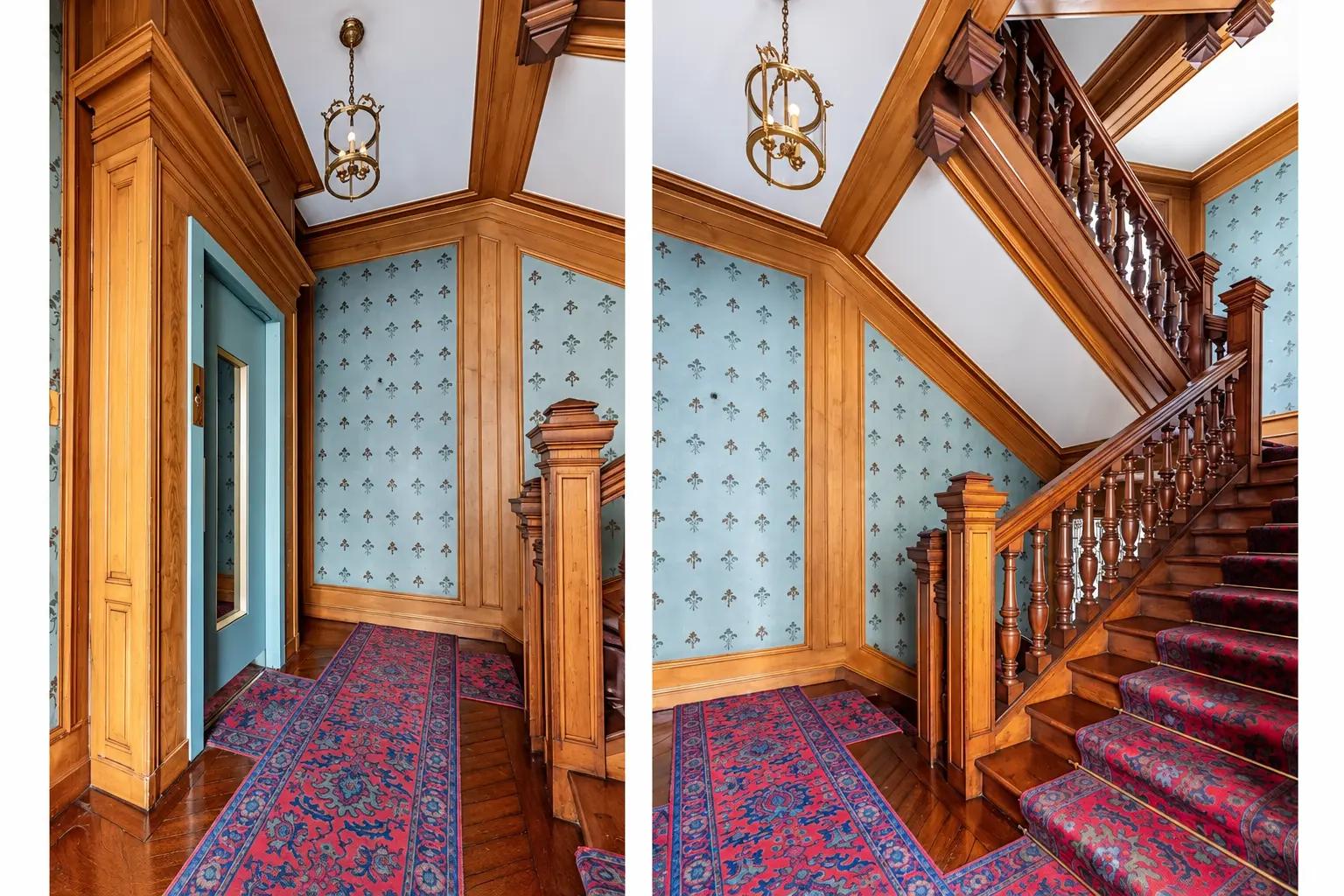 Palier avec ascenseur, escalier en bois et papier peint bleu