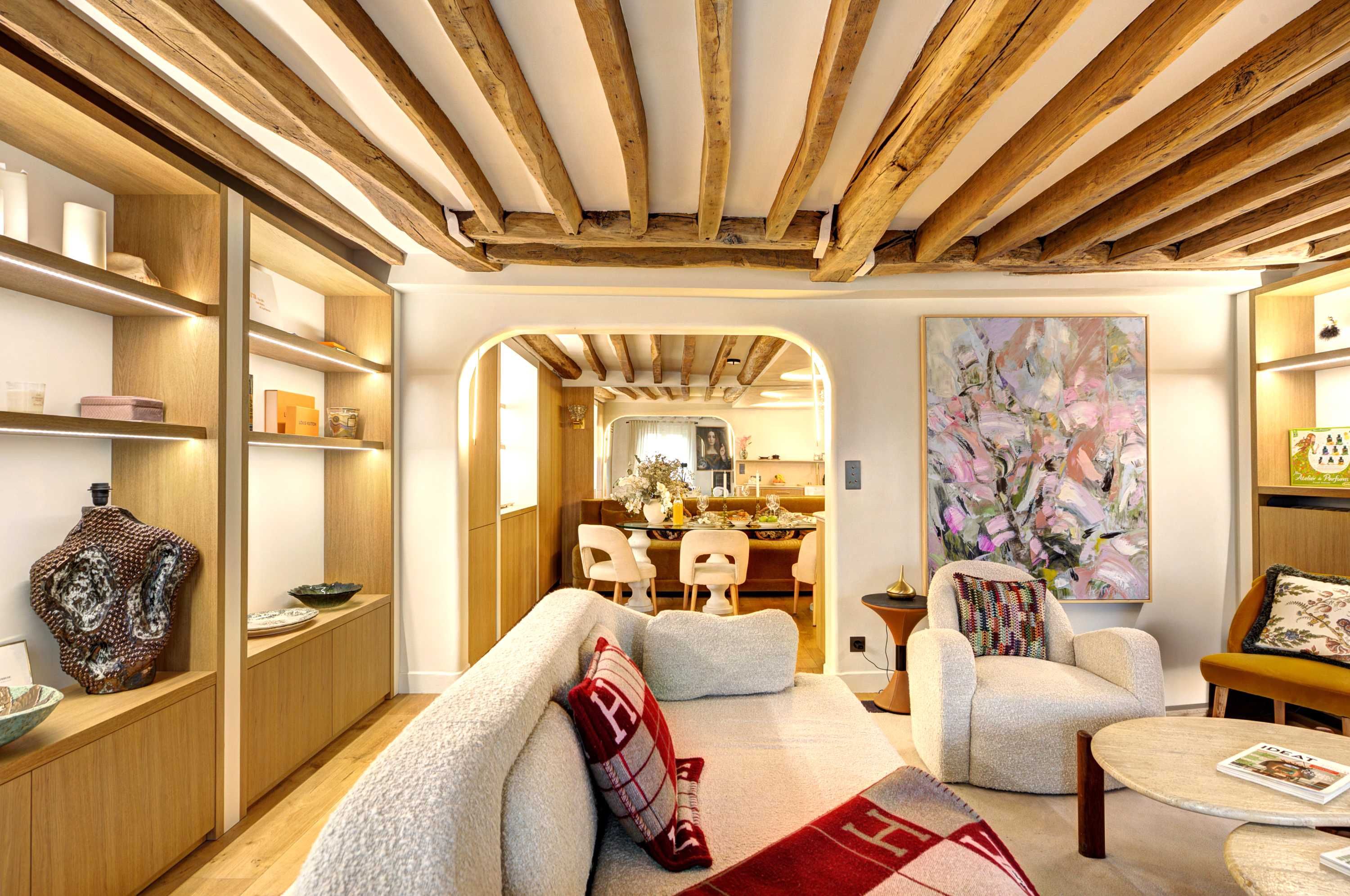 Appartement ultra luxe design près des Champs-Élysées Paris 8e, salon raffiné avec mobilier signé et boiseries