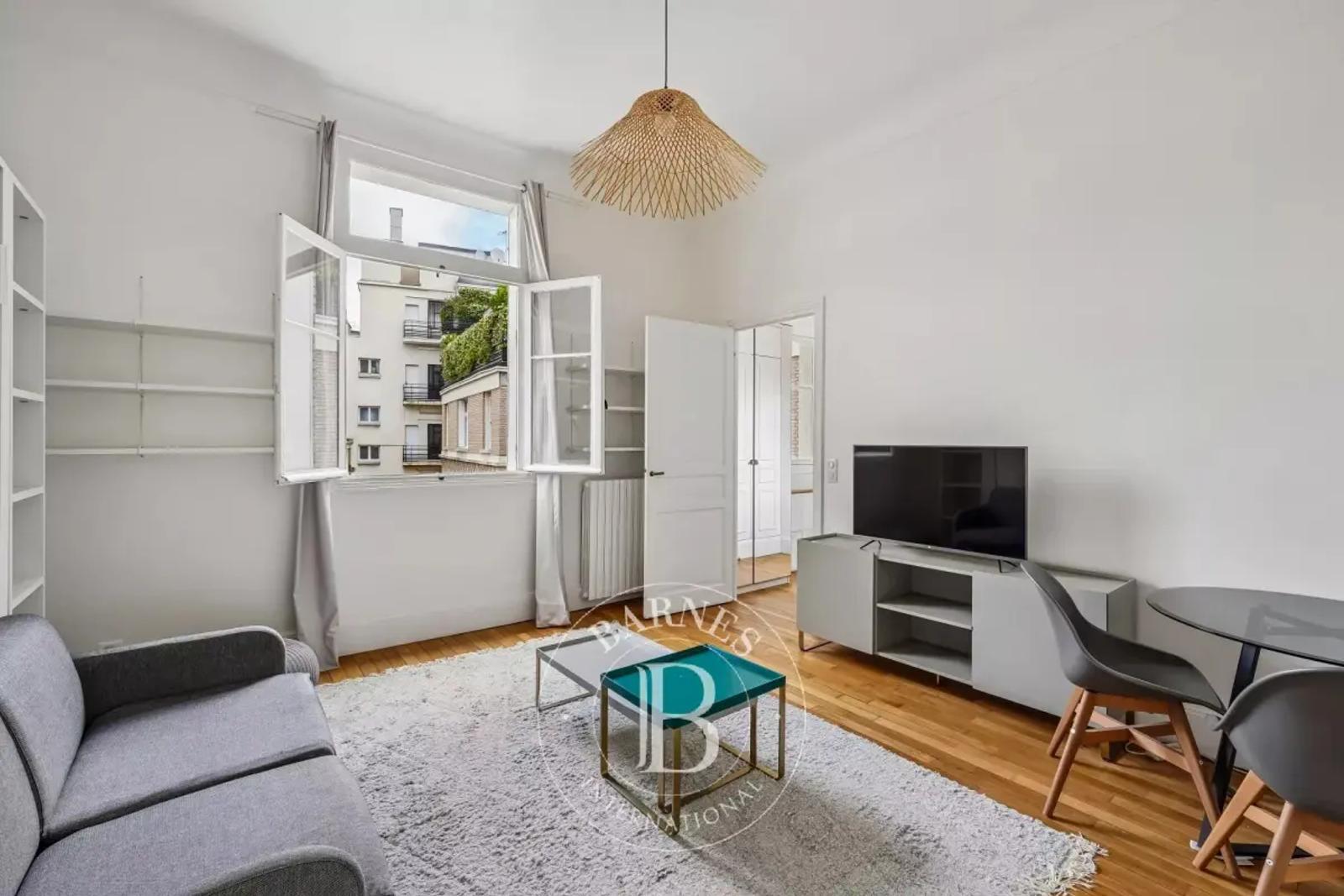 Studio meublé avec vue sur cour à Paris 7
