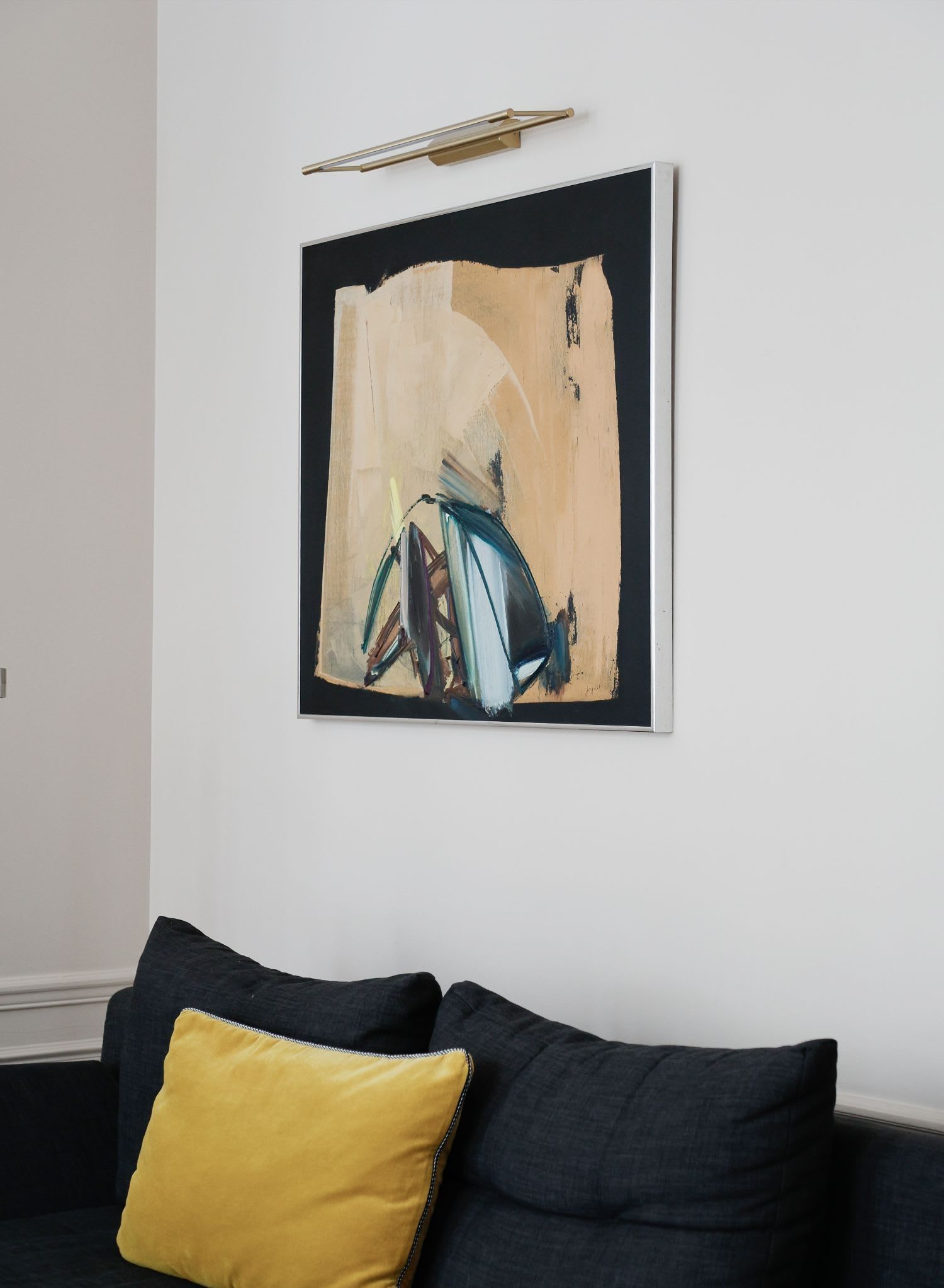 Salle à manger haussmannienne d'un appartement meublé rue Lentonnet Paris 9e, suspension Vertigo au-dessus d'une table ovale et chaises Louis Ghost sous des moulures d'époque