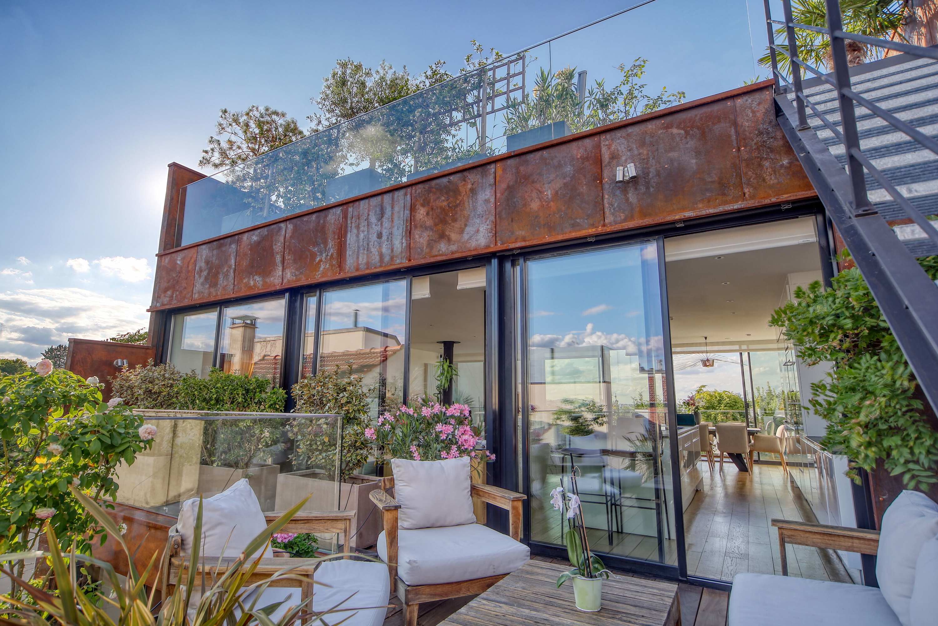 Terrasse amménagée pour profiter de vos soirées et de l'air