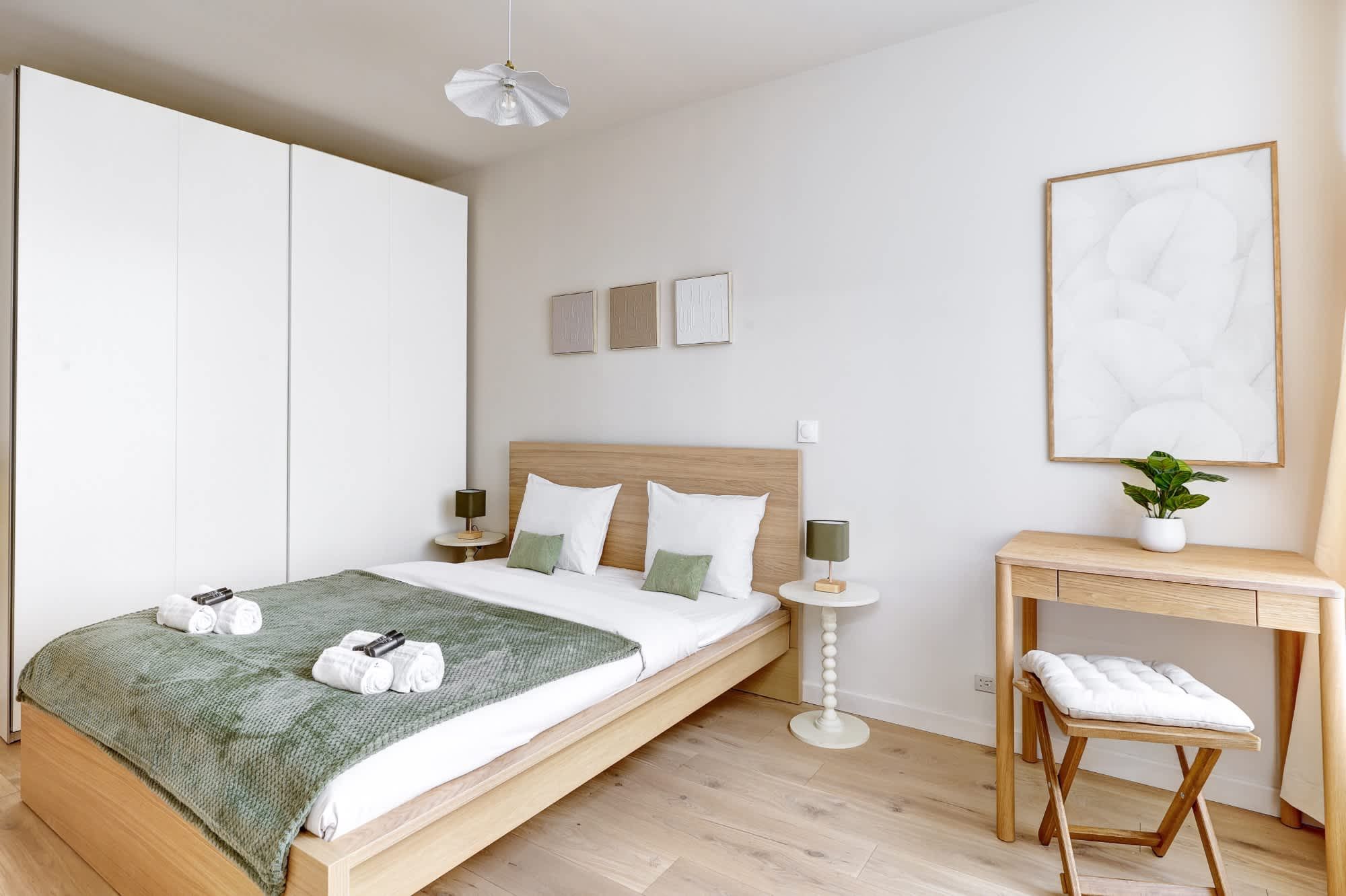 Appartement meublé rénové de 55 m² rue des Tournelles Paris 4e, canapé-lit et coin repas dans un intérieur lumineux du Marais