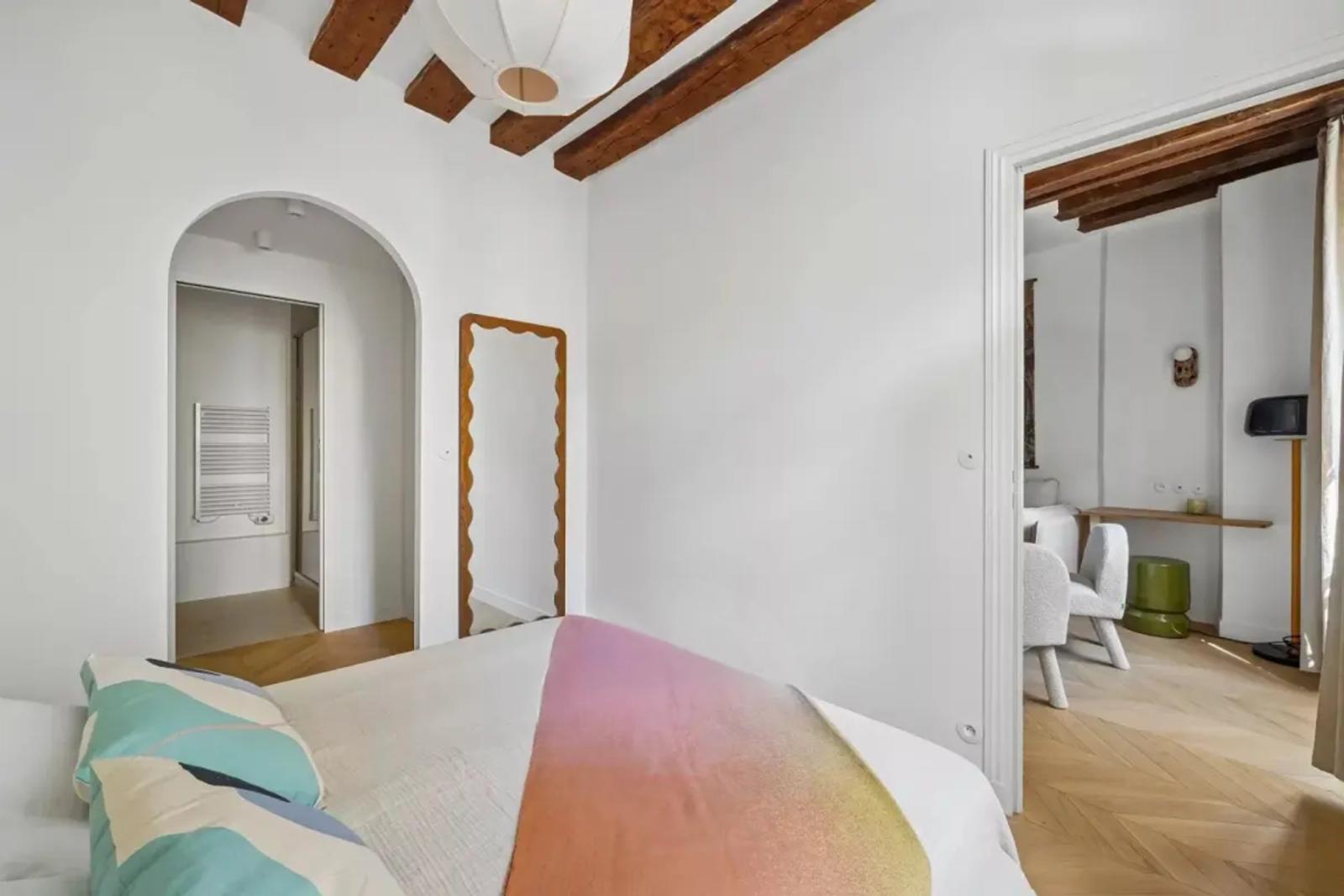 Chambre avec salle d'eau attenante et parquet