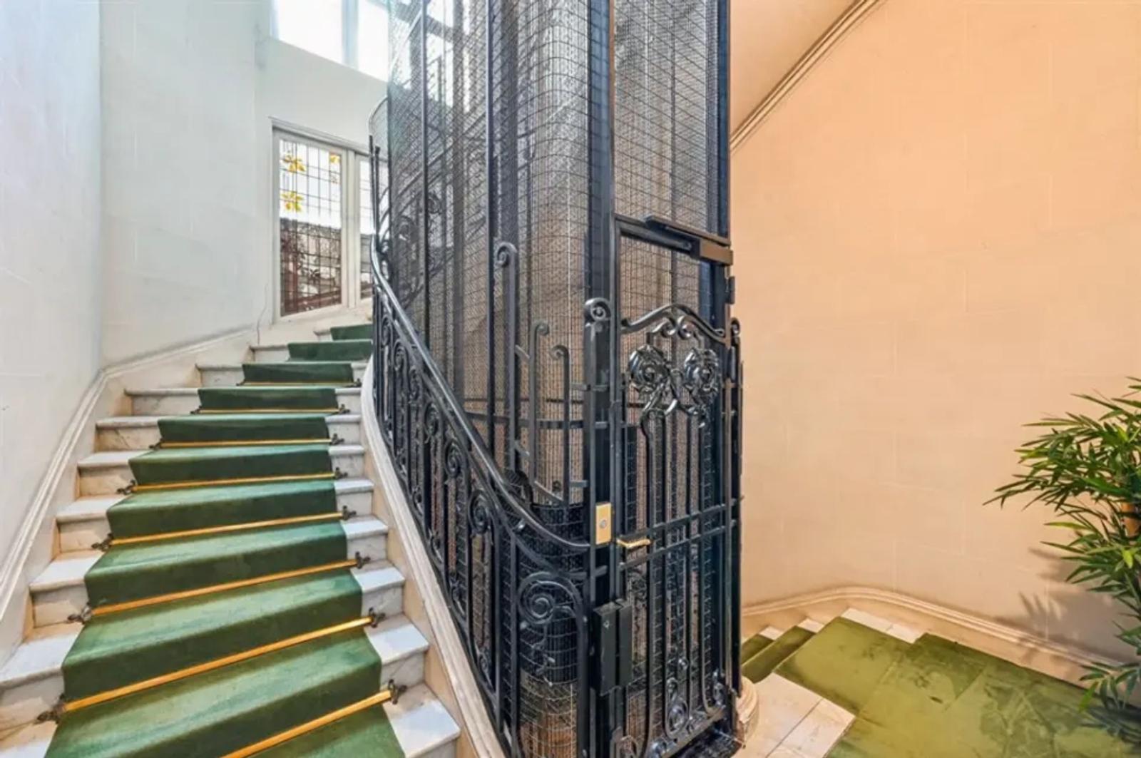 Escalier et ascenseur d'un hôtel particulier à Paris