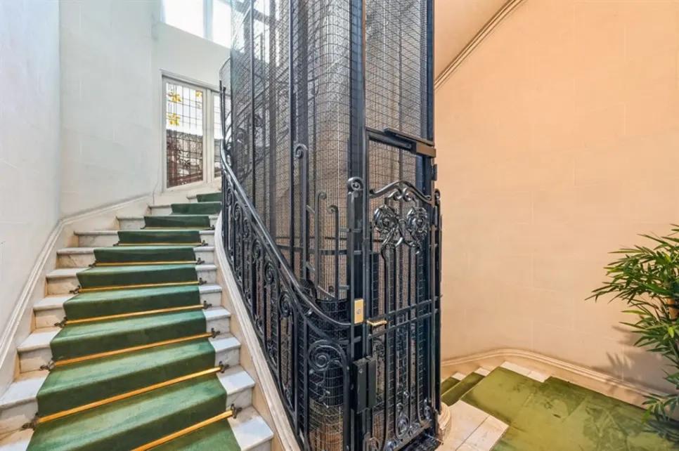 Escalier et ascenseur d'un hôtel particulier à Paris