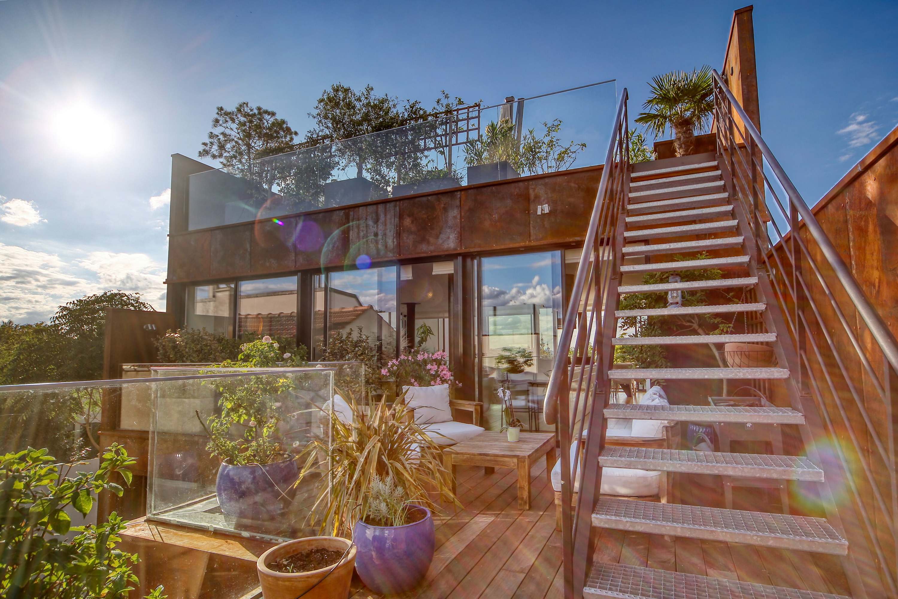 Terrasse amménagée pour profiter de vos soirées et de l'air