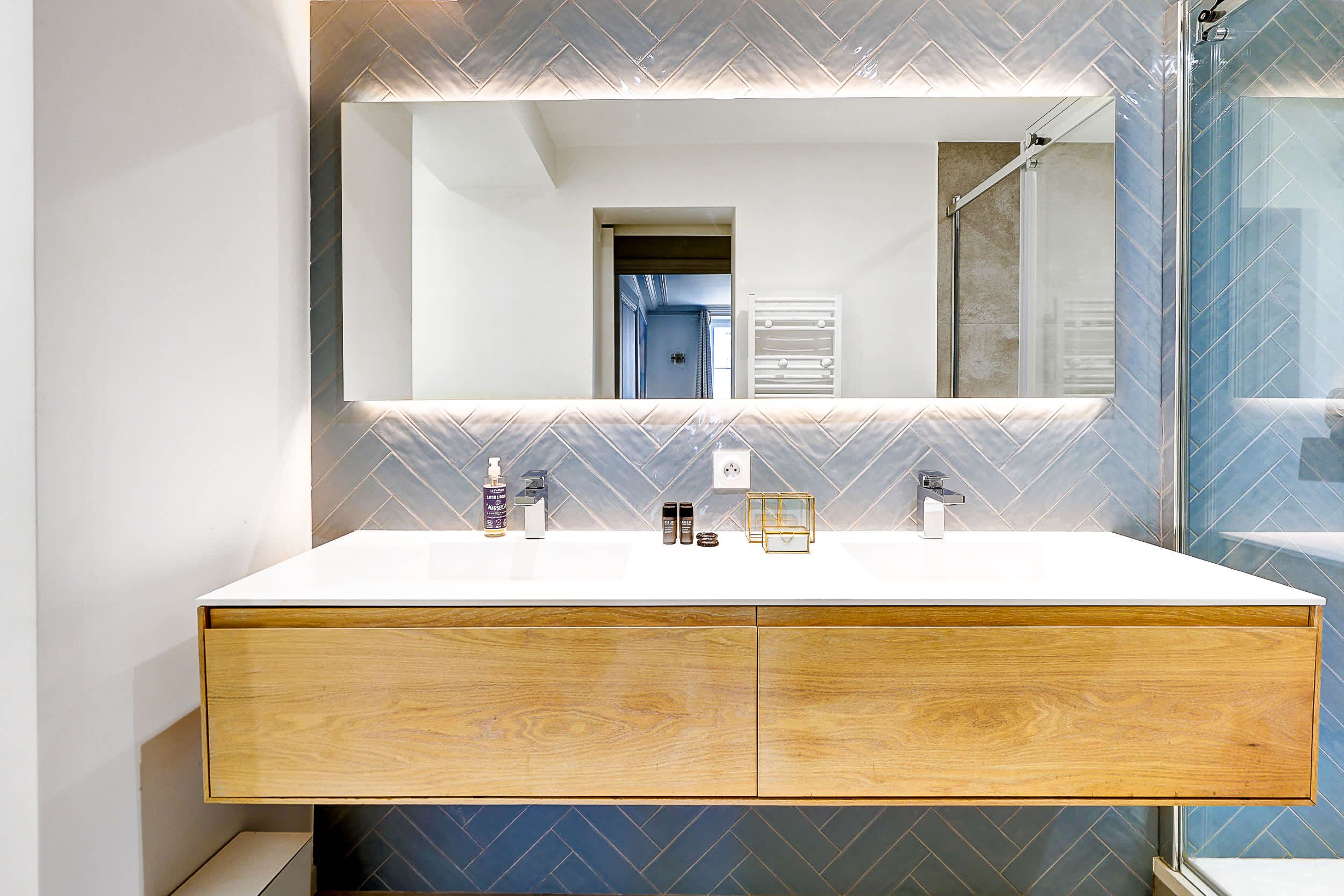 Bathroom: Shower, washbasin, mirror, and toilet.