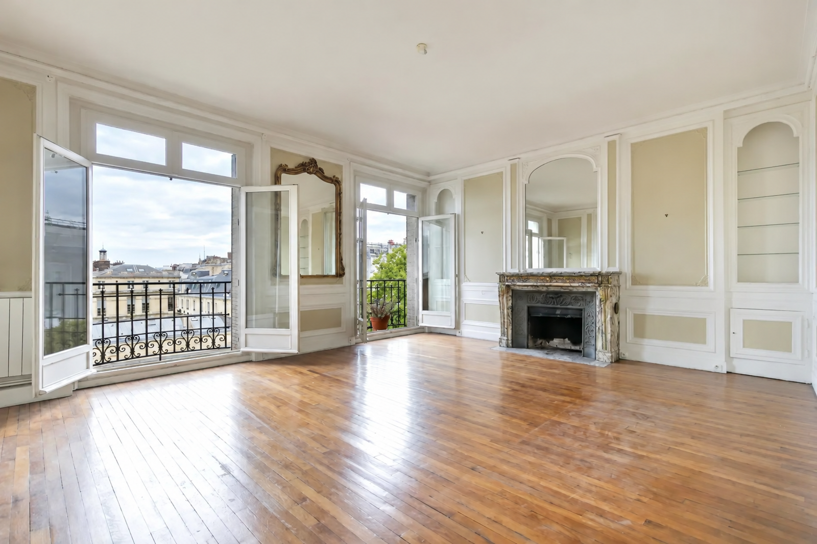 Salon spacieux avec cheminée et vue sur Paris