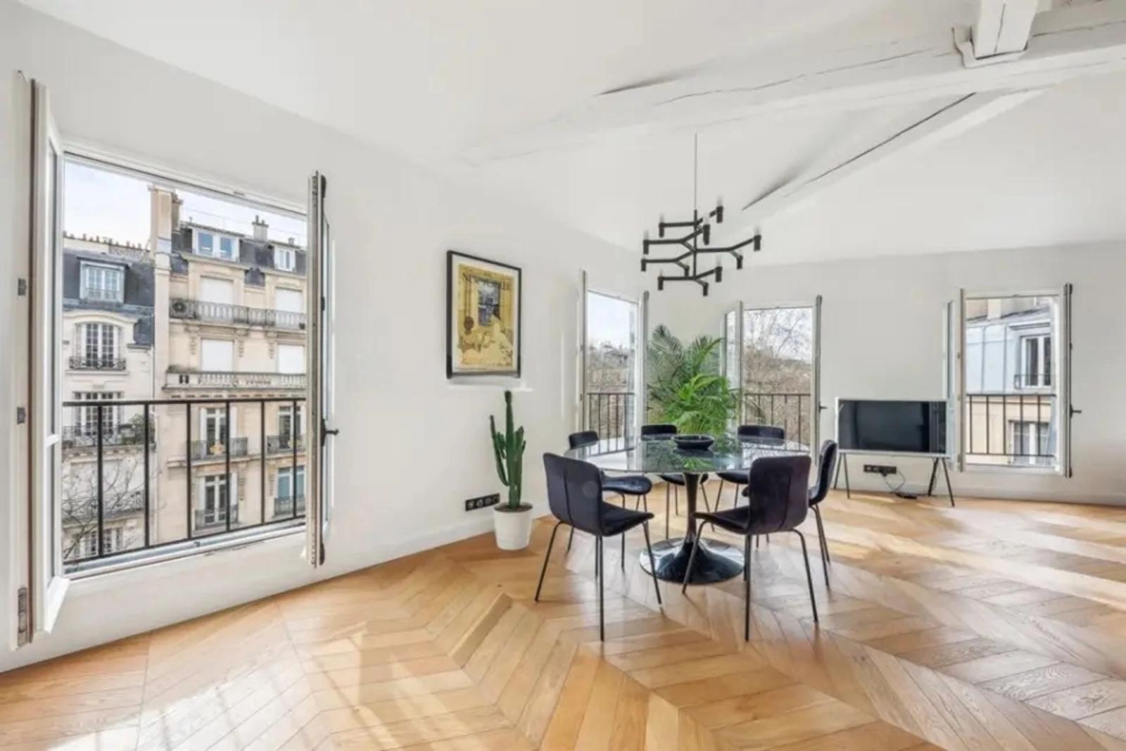 Salle à manger lumineuse avec parquet en chevrons