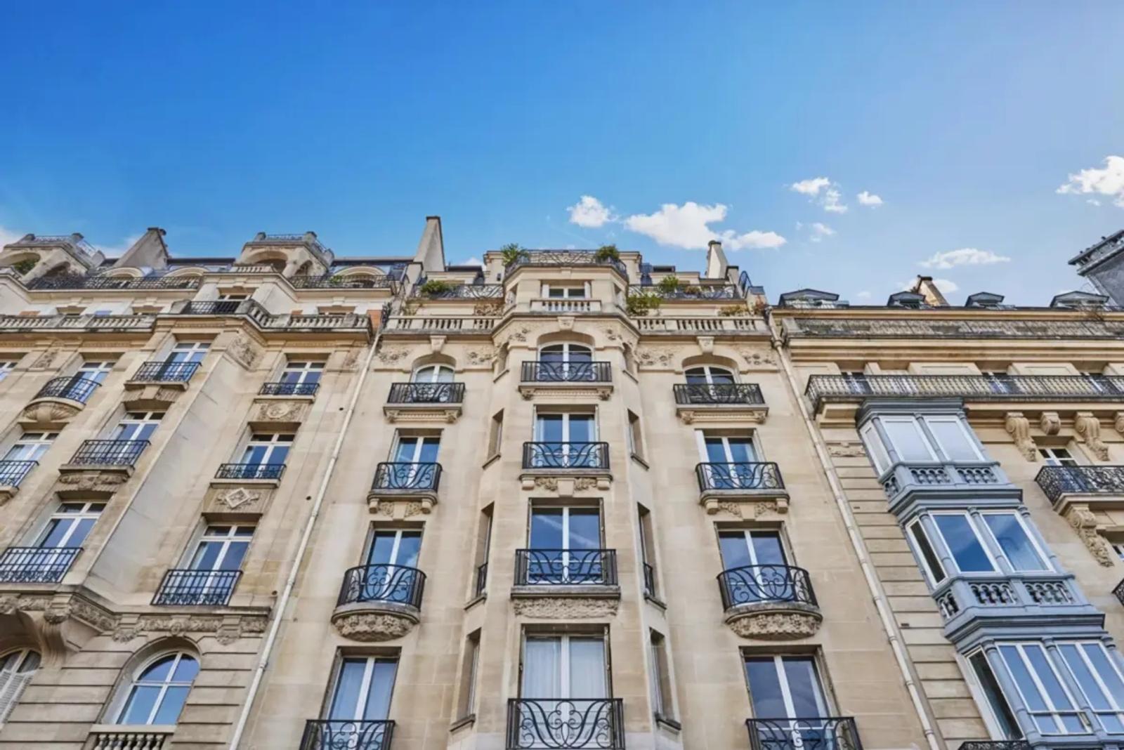 Immeuble parisien élégant avec balcons ouvragés