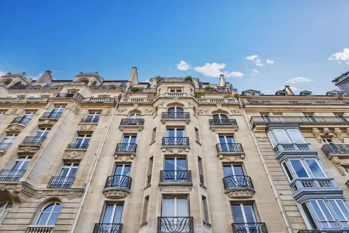 Immeuble parisien élégant avec balcons ouvragés