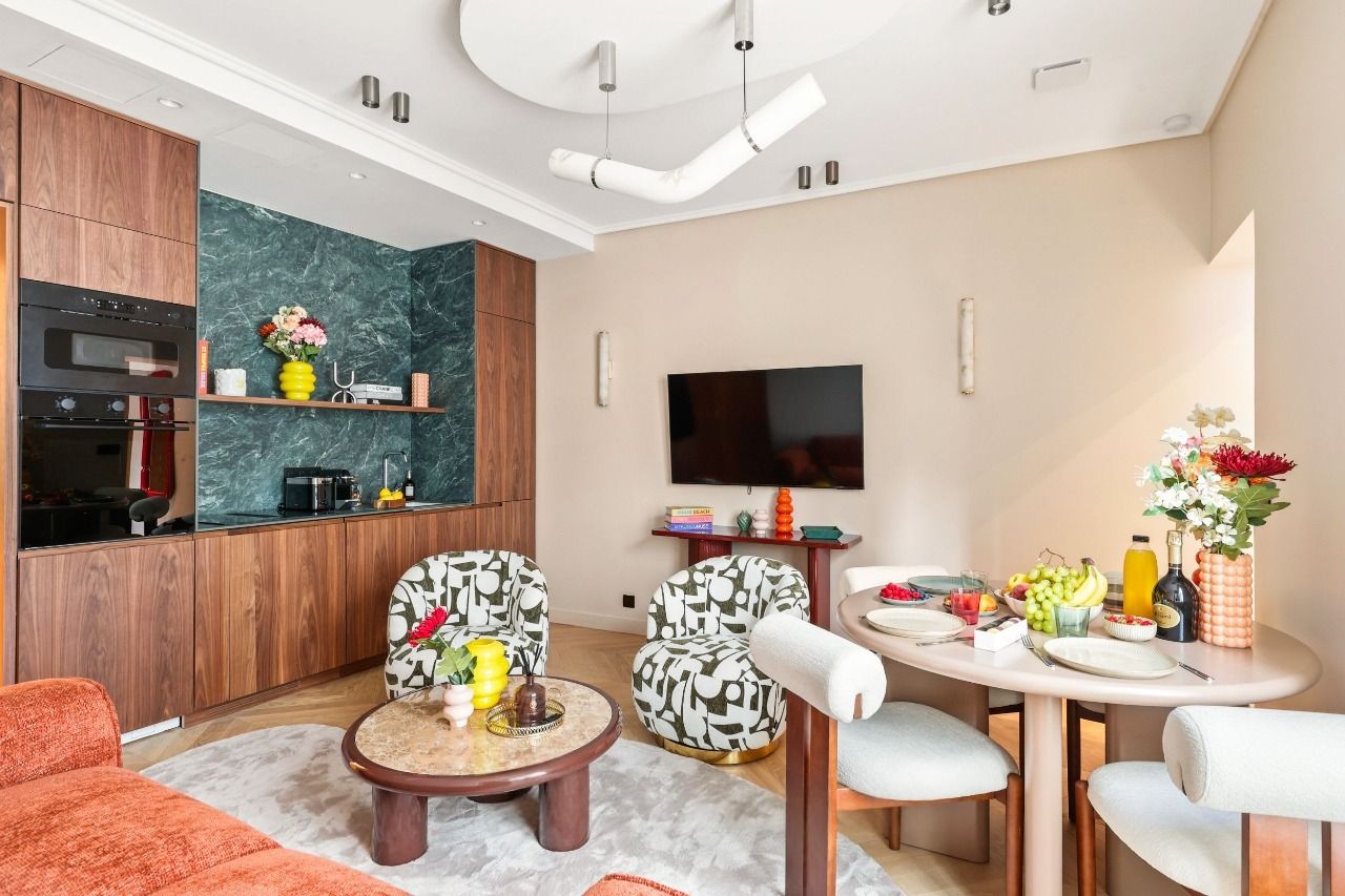 Appartement de luxe de 45 m² avec une chambre, clim, mobilier sur mesure, salle de bain en marbre et cuisine ouverte rue du Four, Paris 6e.