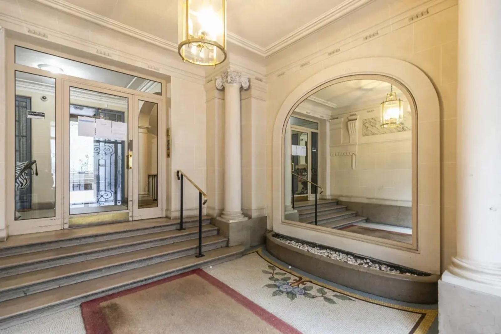 Hall d'entrée élégant d'un immeuble haussmannien