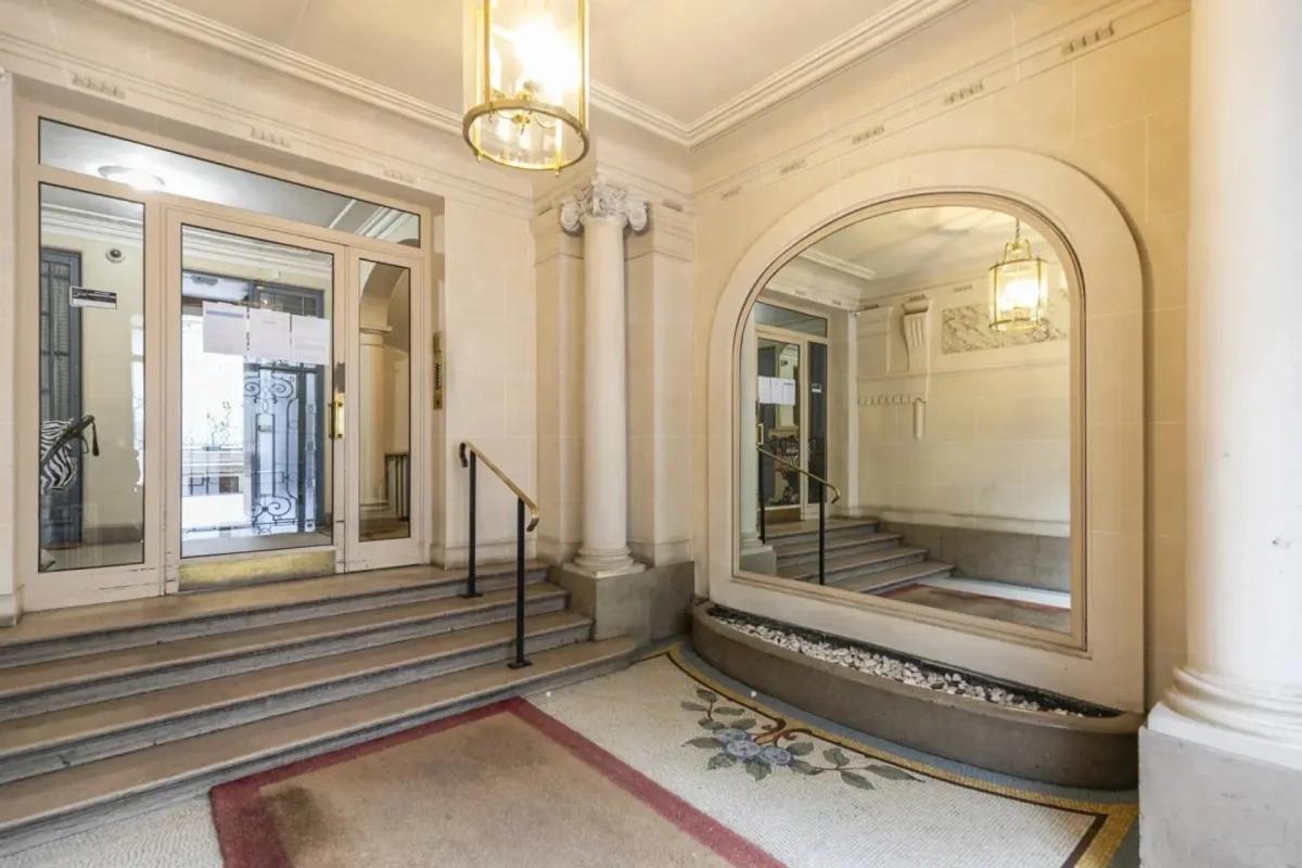 Hall d'entrée élégant d'un immeuble haussmannien