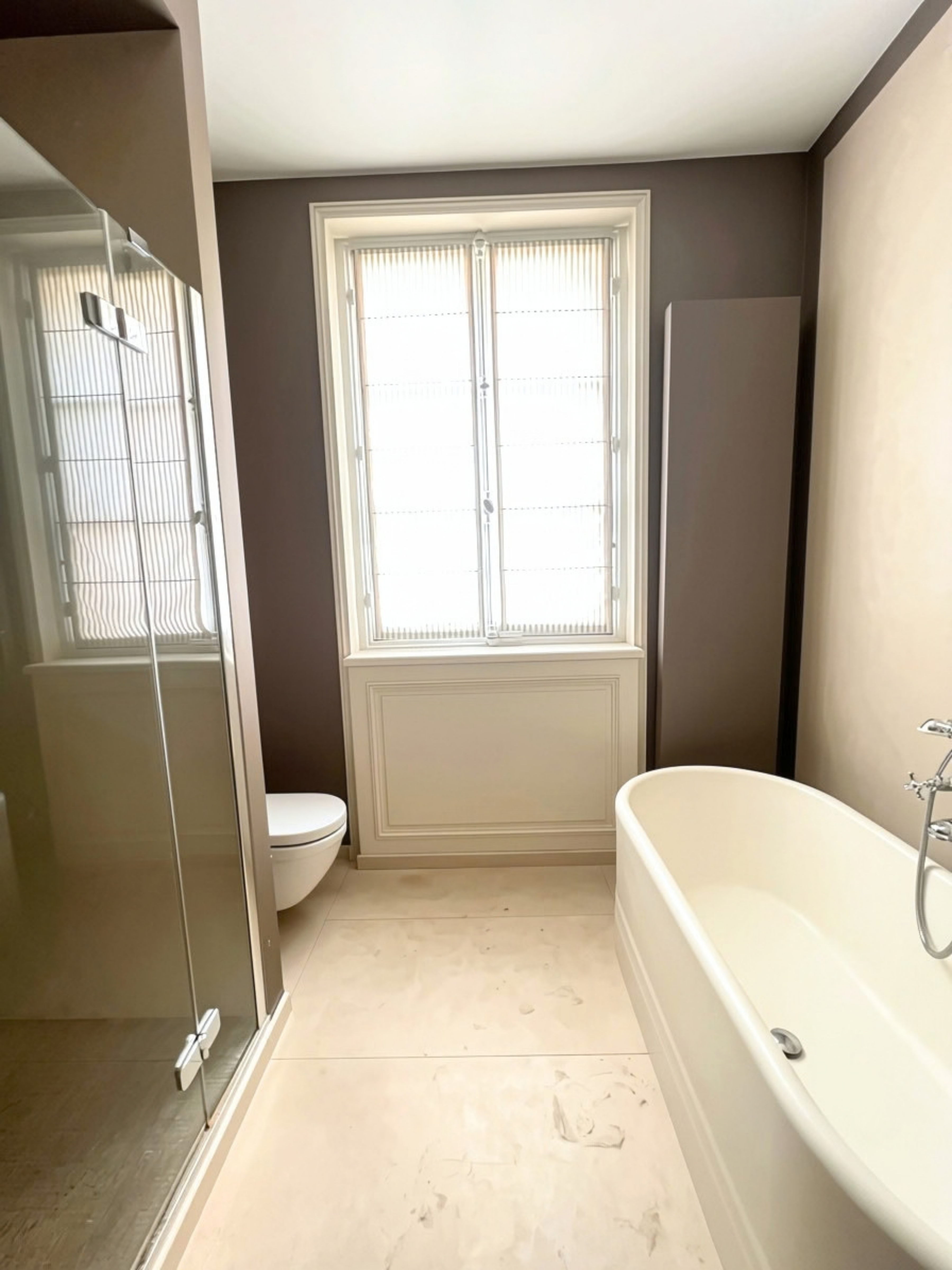 Appartement de réception haussmannien meublé 4 chambres à louer avenue Raymond Poincaré Paris 16e, triple réception avec moulures, cheminée et parquet point de Hongrie