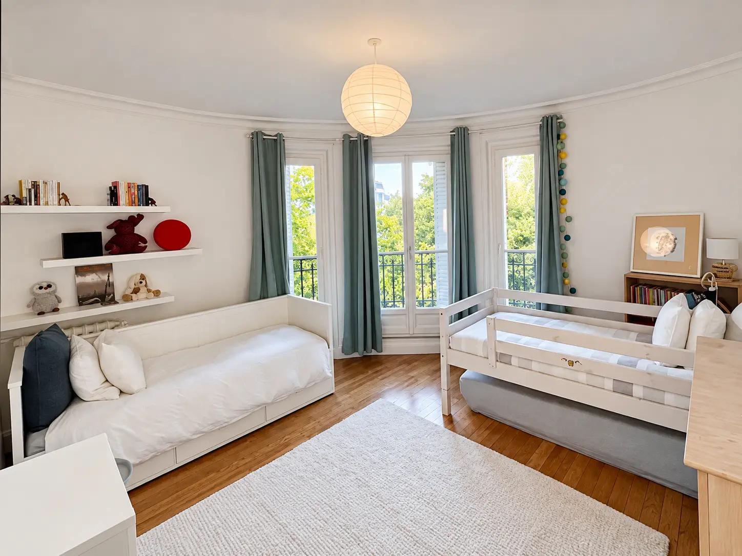 Chambre lumineuse avec grandes fenêtres et parquet