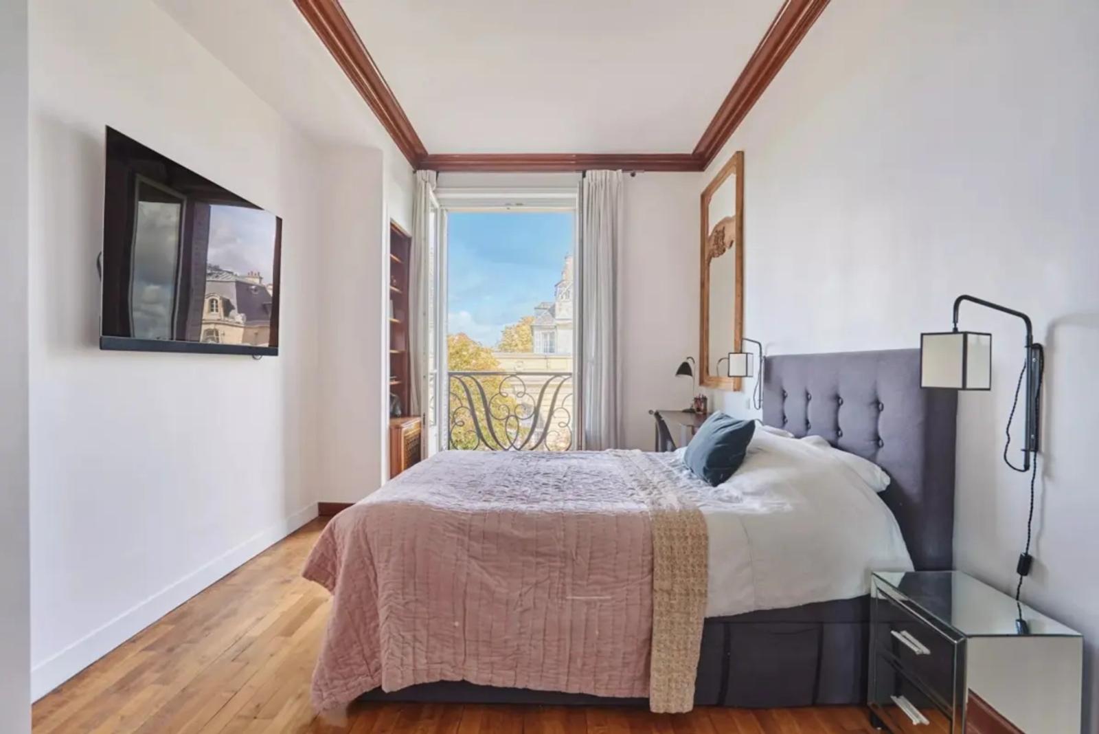 Chambre parentale lumineuse avec vue sur Paris