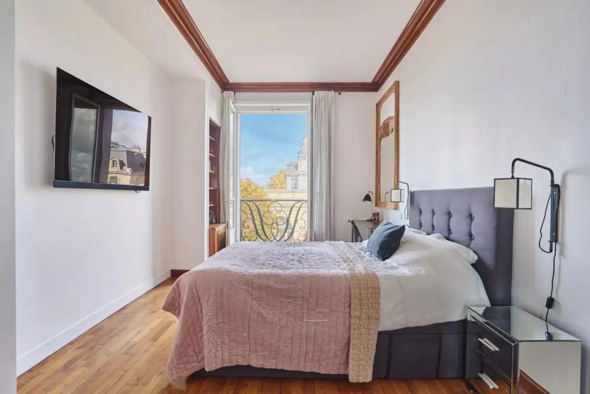 Chambre parentale lumineuse avec vue sur Paris