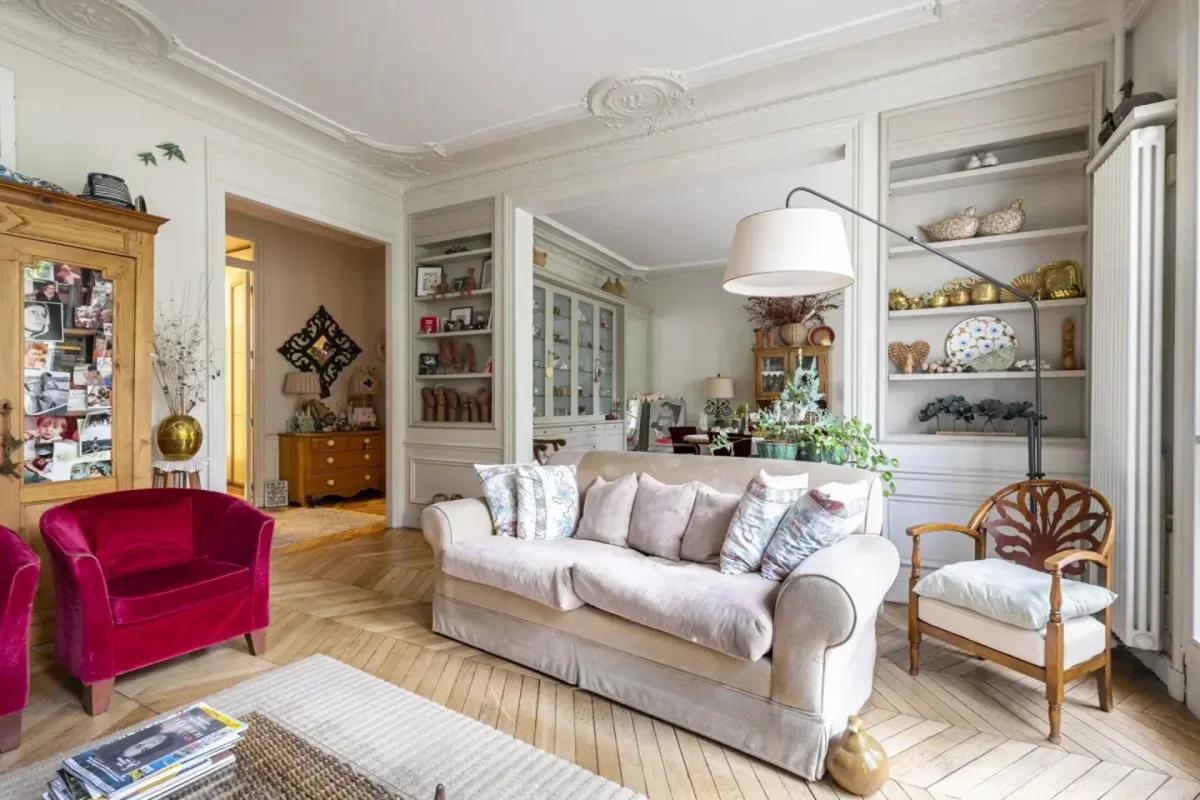 Salon parisien avec moulures et bibliothèques