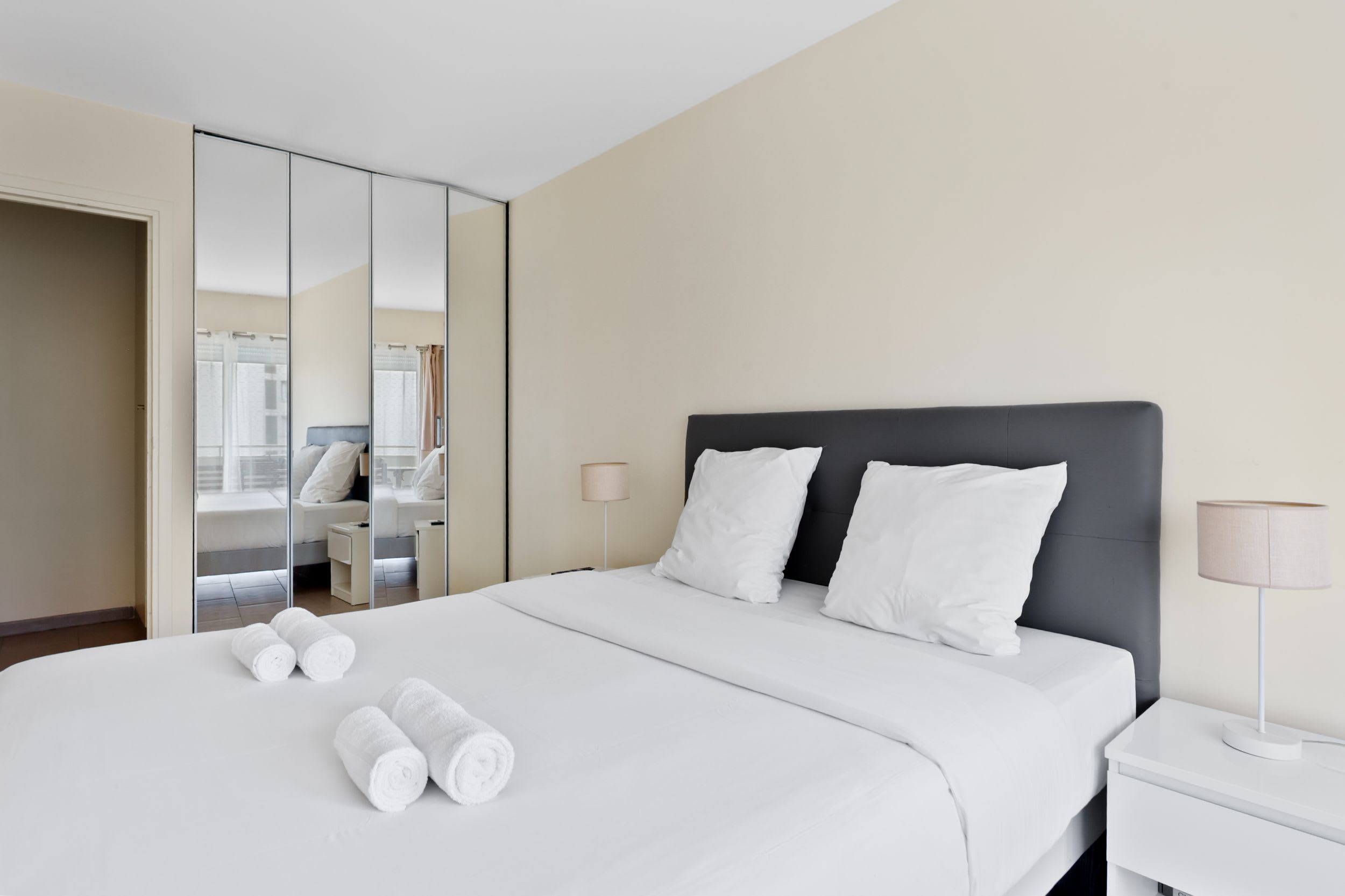 Bedroom with double bed and Smart TV