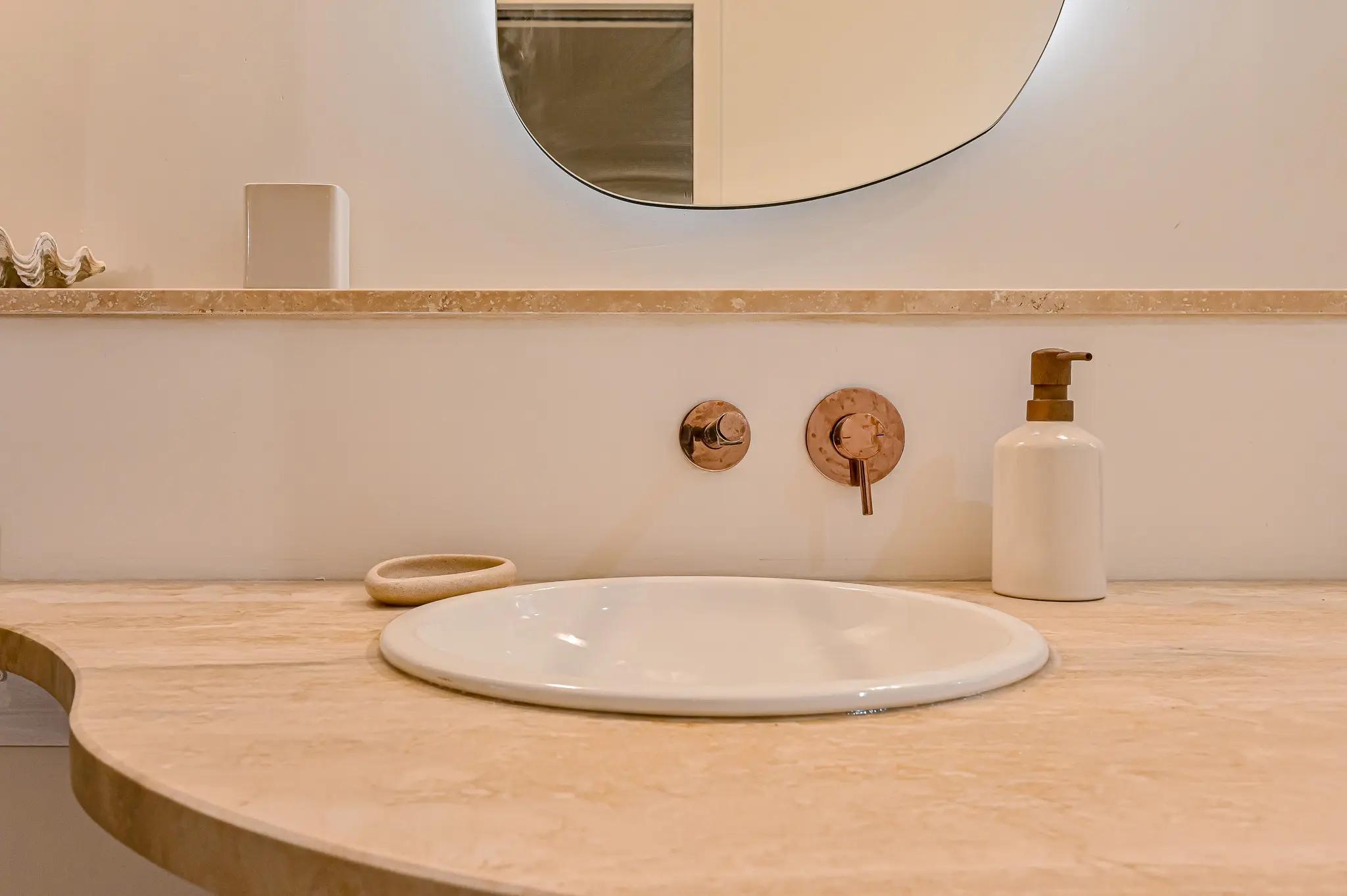 Vasque moderne avec miroir arrondi